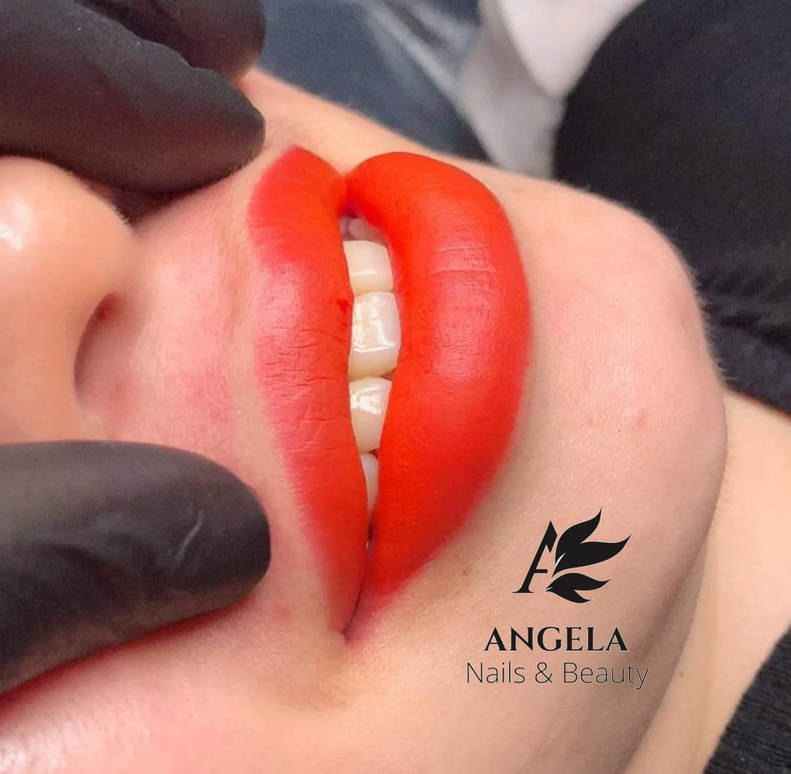 Permanentní make-up obočí vláskováním či pudrovým efektem nebo stínování rtů