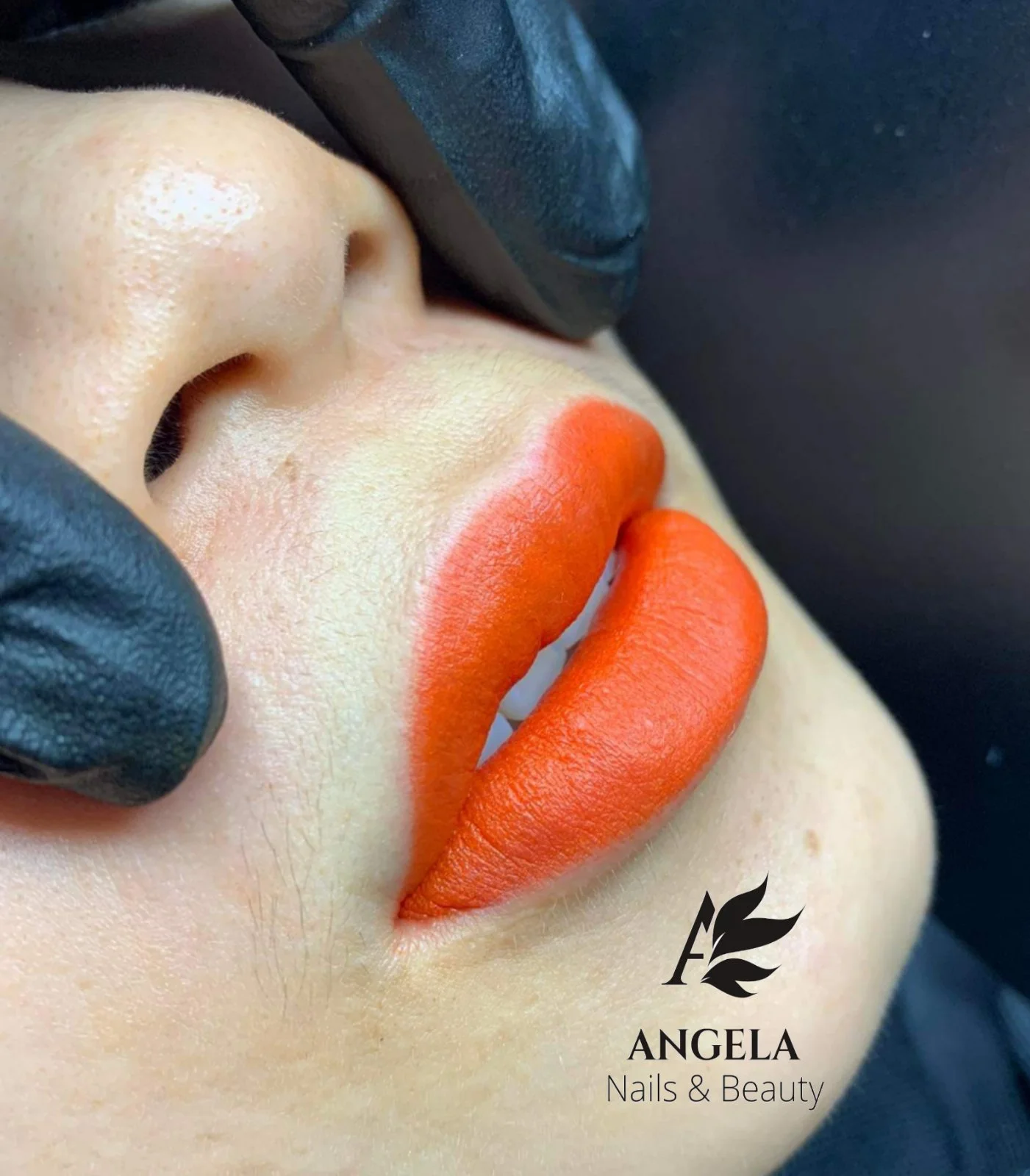 Permanentní make-up obočí vláskováním či pudrovým efektem nebo stínování rtů