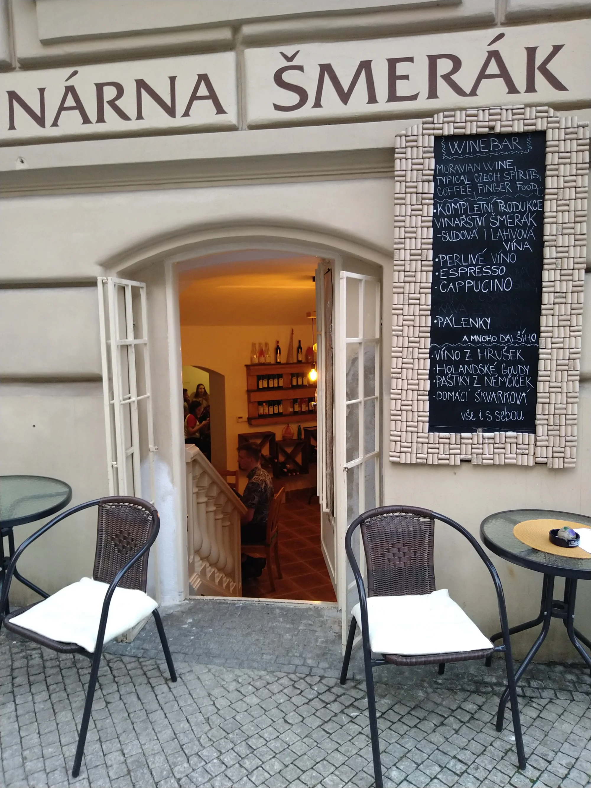 Posezení ve vinárně: 0,5 l vína z rodinného vinařství a degustační sýrovo-salámový talíř