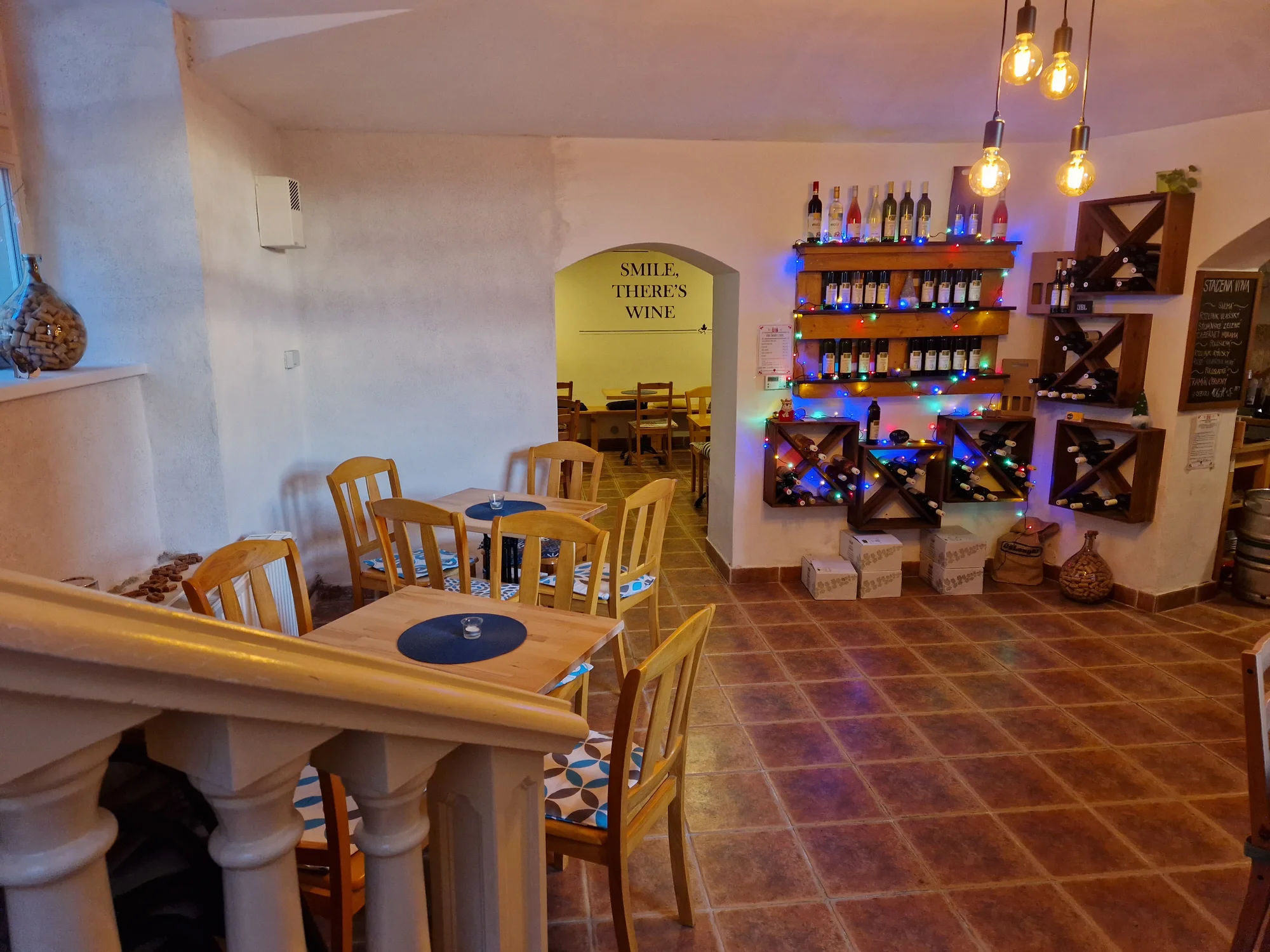 Posezení ve vinárně: 0,5 l vína z rodinného vinařství a degustační sýrovo-salámový talíř