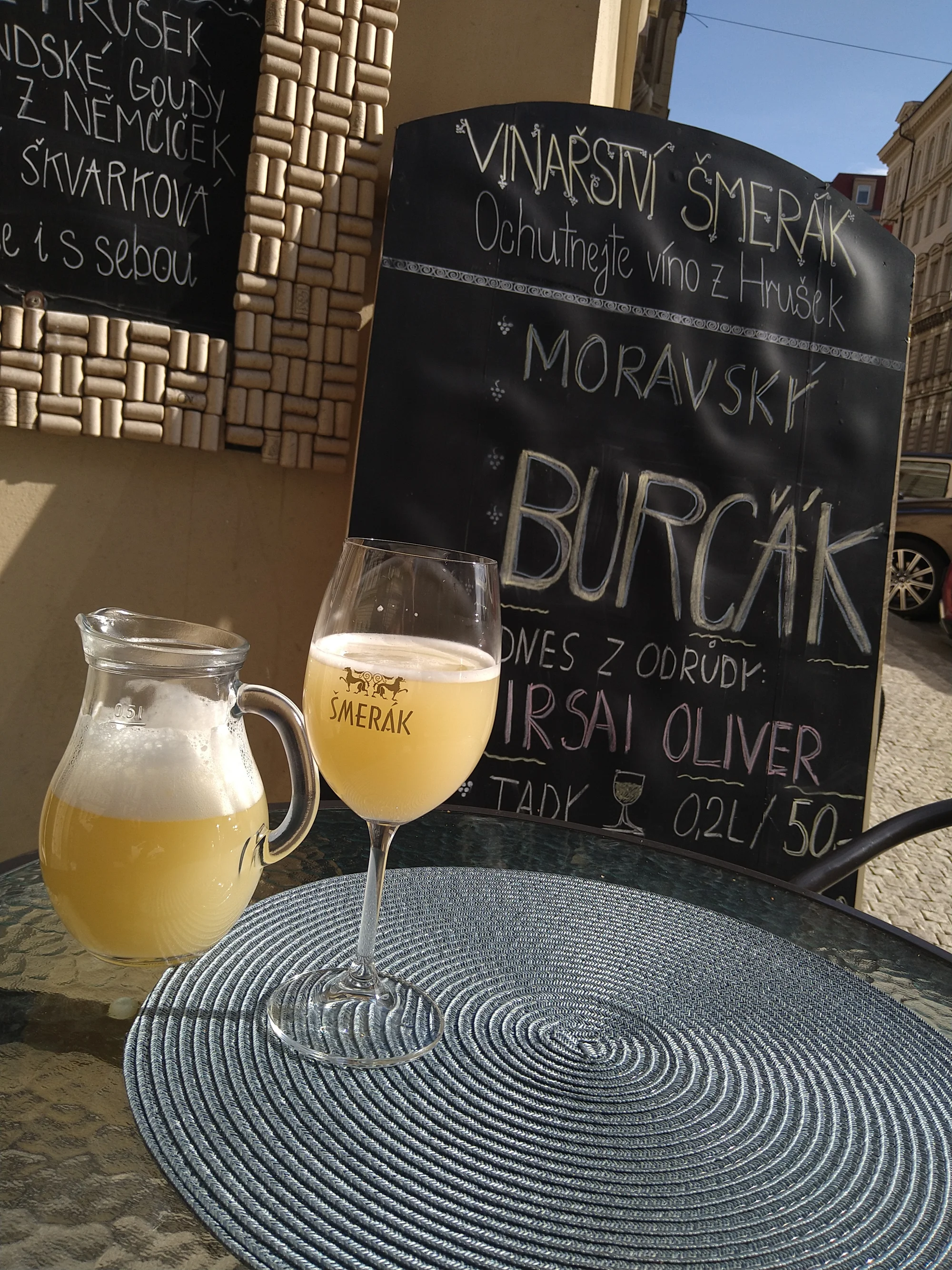 Posezení ve vinárně: 0,5 l vína z rodinného vinařství a degustační sýrovo-salámový talíř