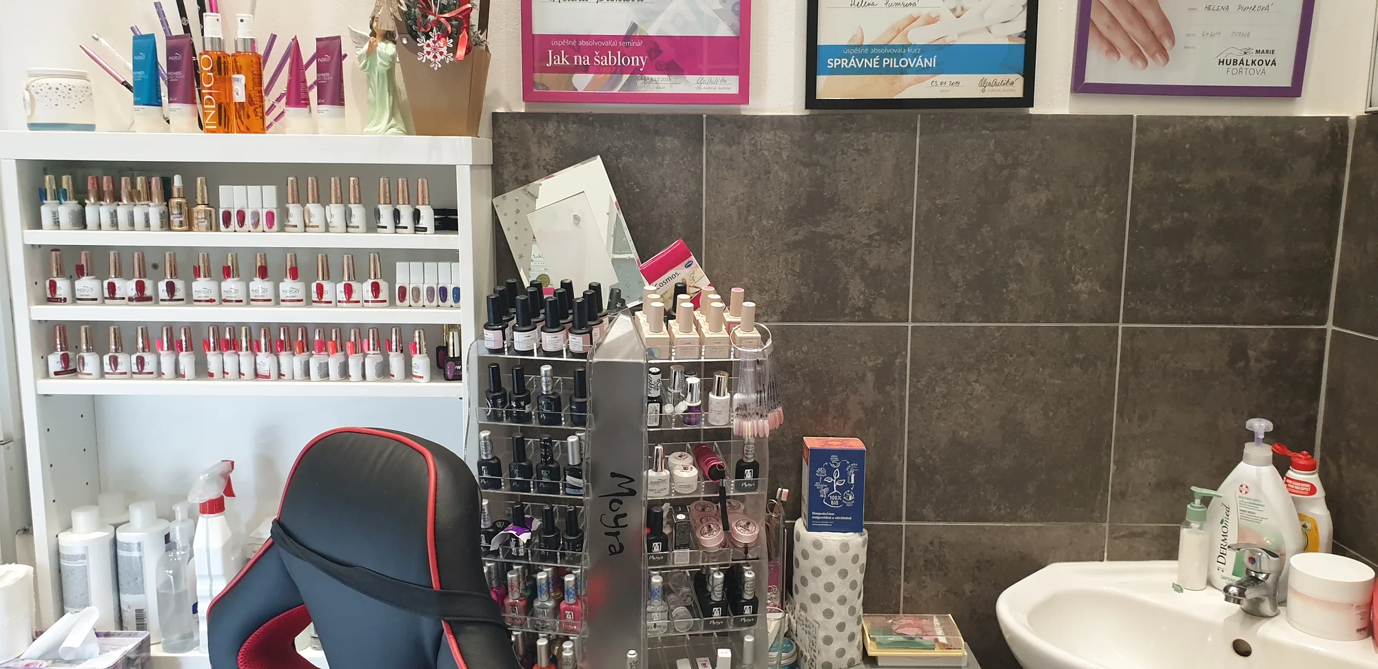 Pryč se slabými a roztřepenými nehty: zpevnění nehtů proteinovou bází indigo či suchá manikúra