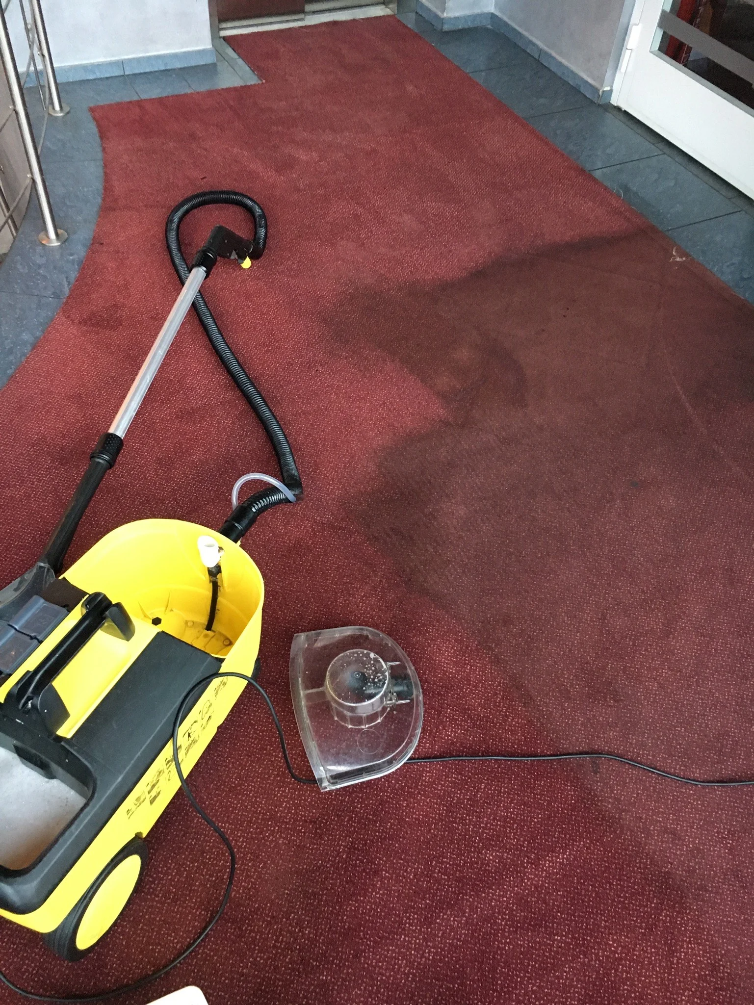 Půjčení tepovacího stroje Kärcher Professional Puzzi na 2 dny