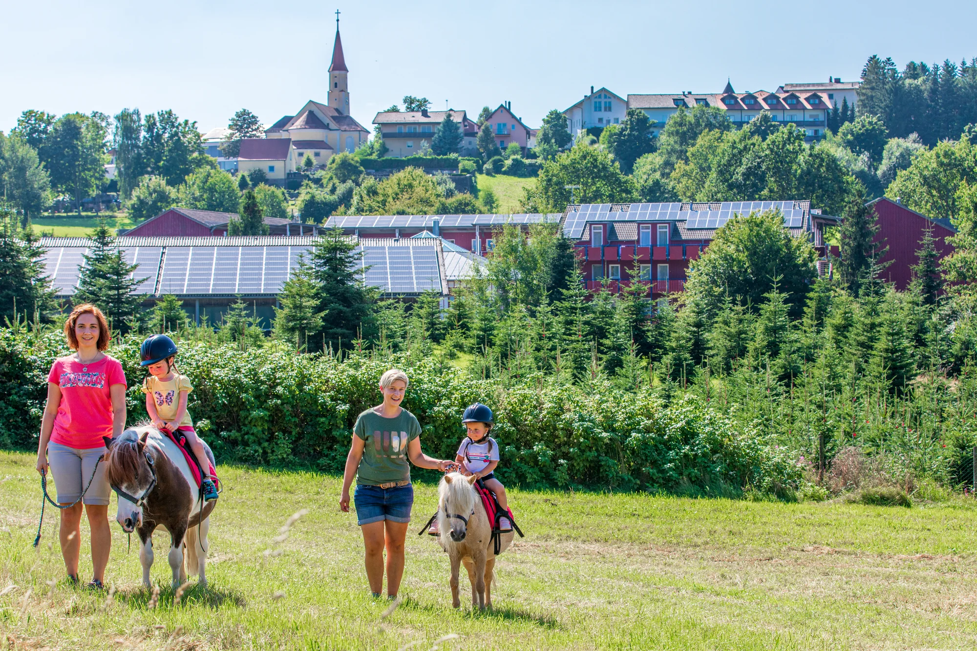Německá strana Šumavy: rodinný hotel s all inclusive, wellness, jízdárnou, animačním programem jen 20 km od hranic