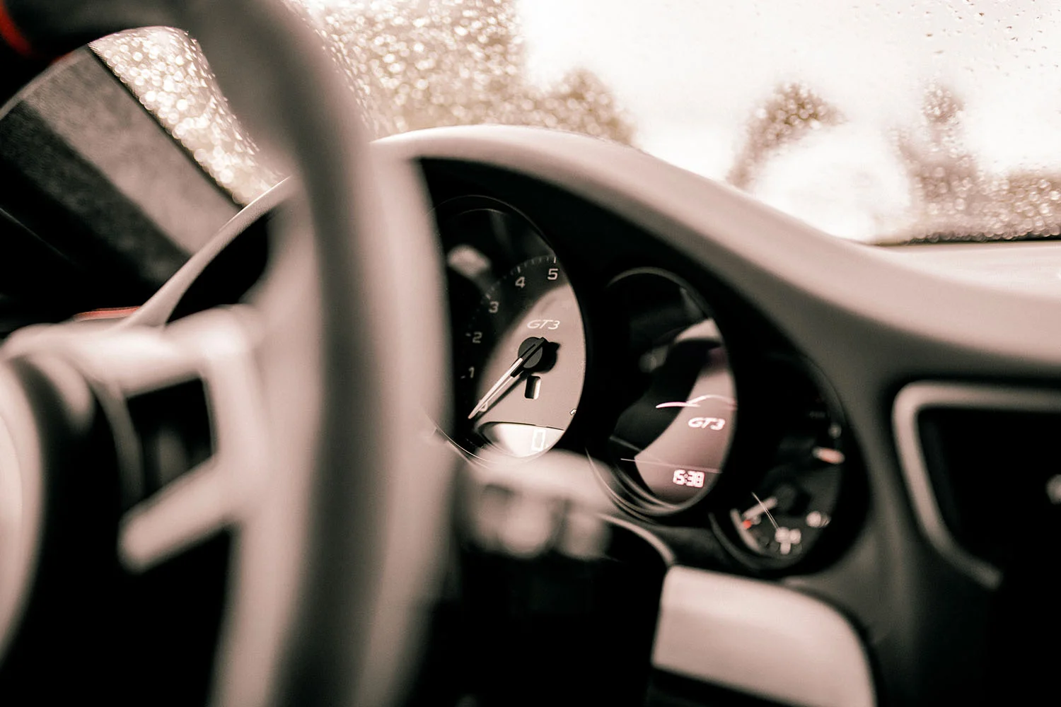 Jízda na závodním okruhu v Třinci, Brně či Mostě v legendárním Porsche dle výběru