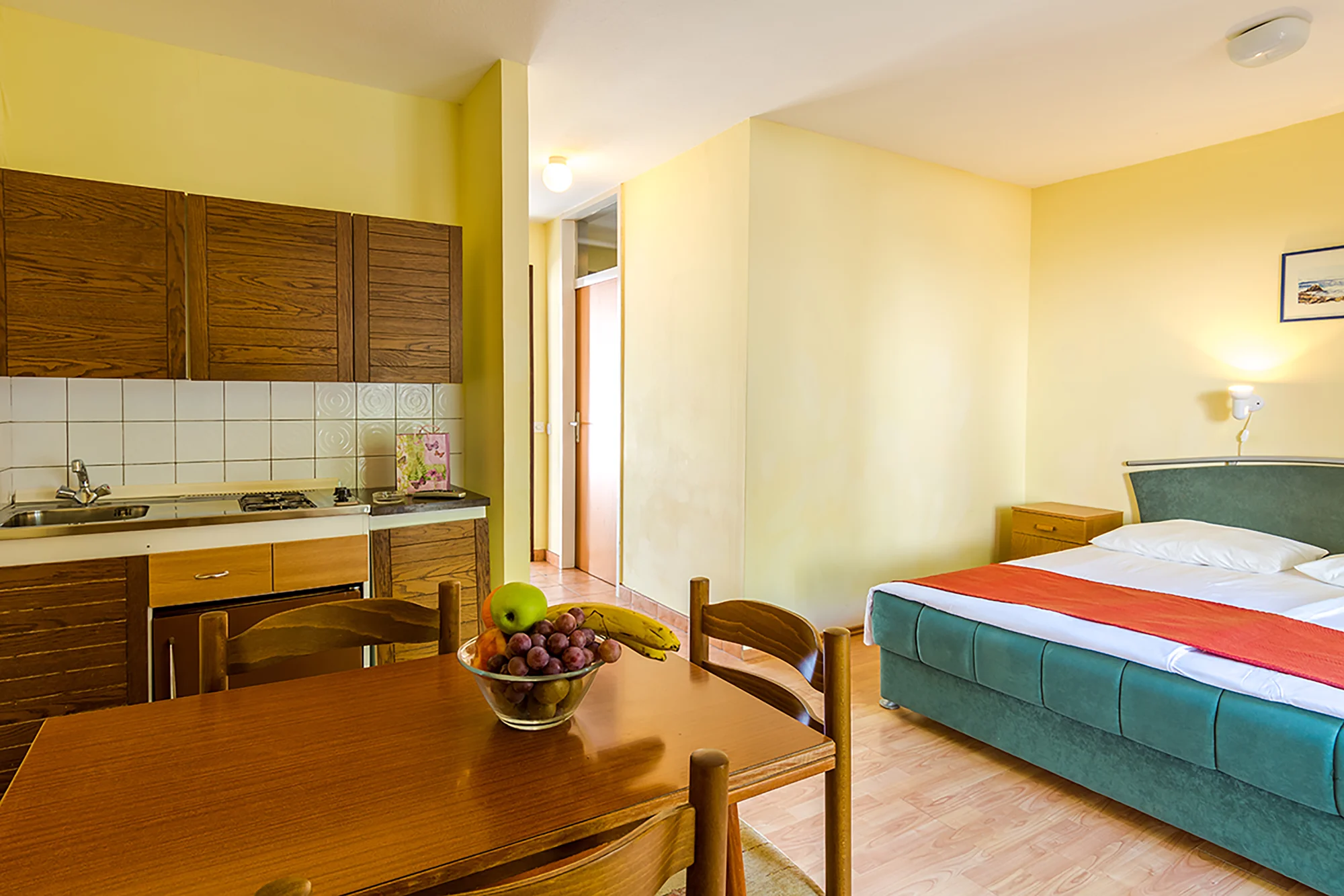 Plážový resort u Omiše: all inclusive light, bungalov až pro 4 osoby, v létě animace