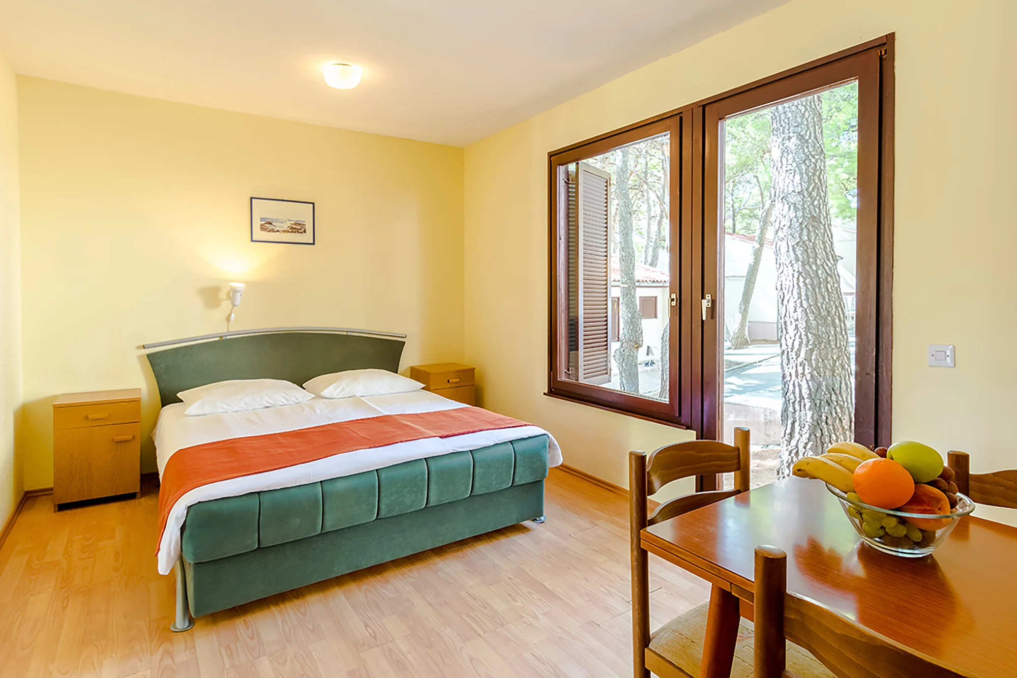 Plážový resort u Omiše: all inclusive light, bungalov až pro 4 osoby, v létě animace