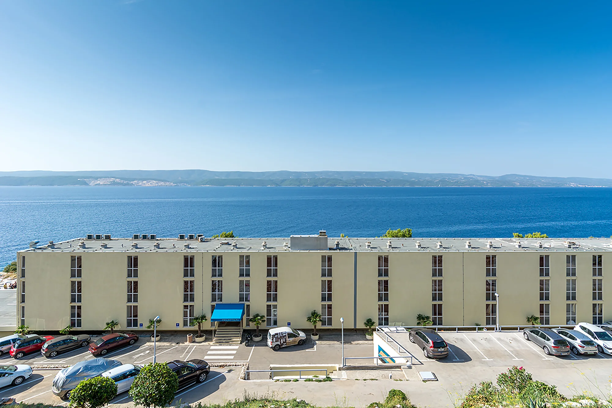 Plážový resort u Omiše: pobyt v hotelu s all inclusive light, v létě animace, first minute sleva