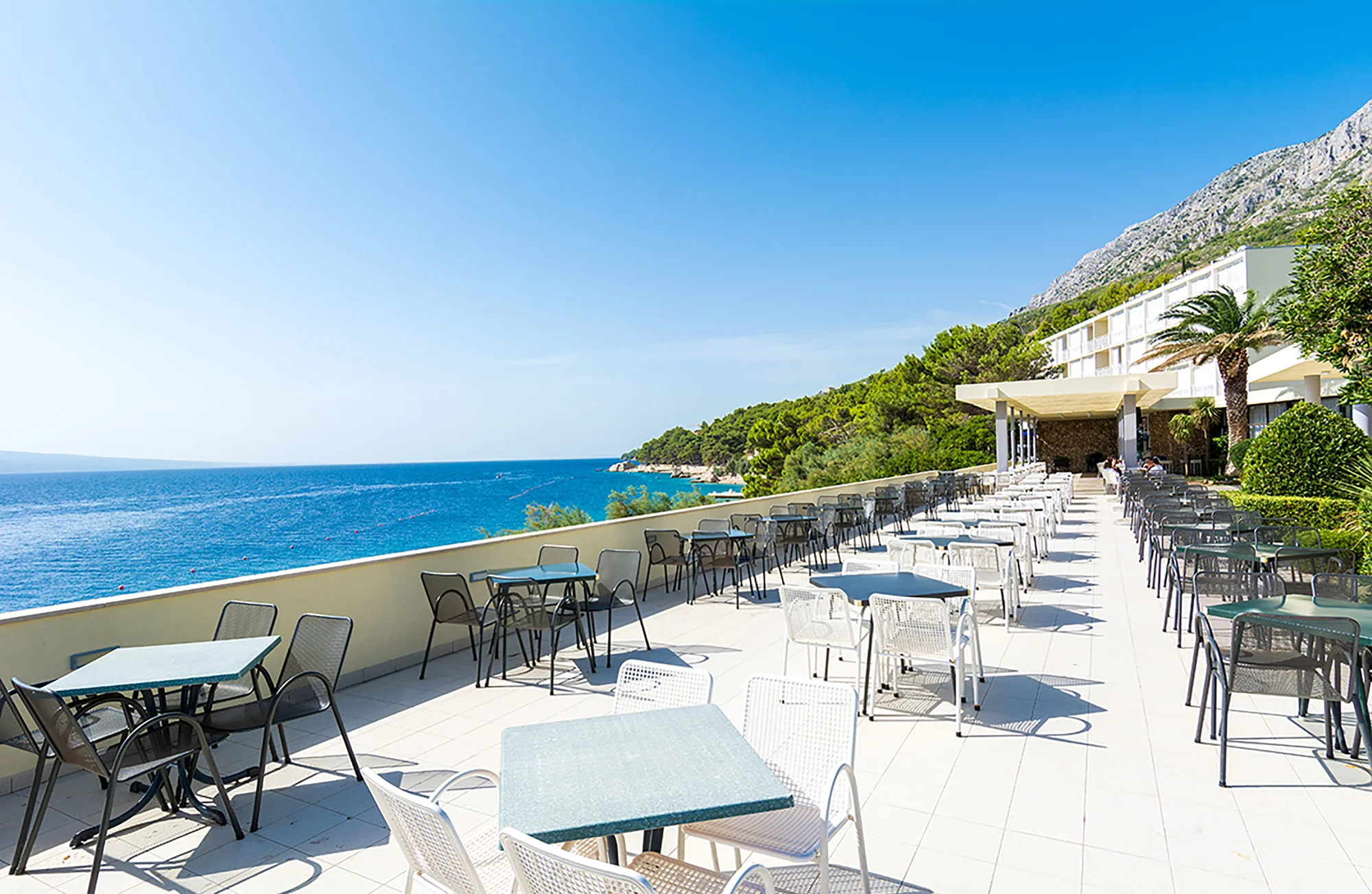 Plážový resort u Omiše: pobyt v hotelu s all inclusive light, v létě animace, first minute sleva