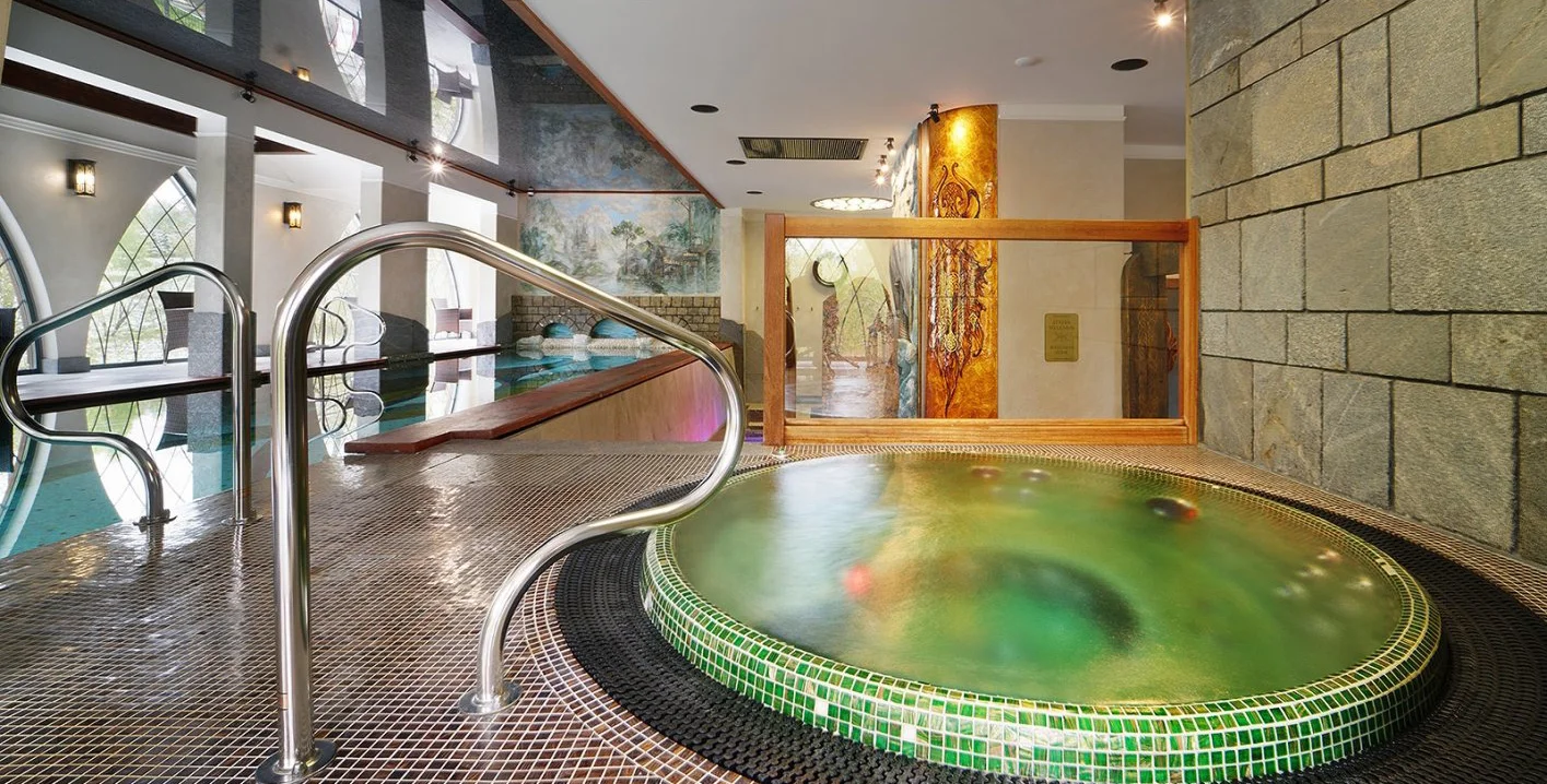 Přepychový resort ve Sklářské Porubě: apartmány pro páry i rodiny, strava a wellness a až 2 děti zdarma