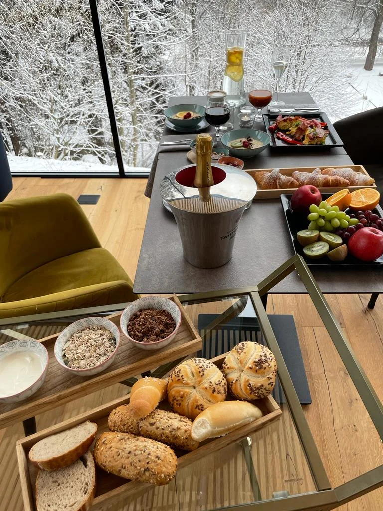 Snídaňový brunch na Čeladné pro 2–4 osoby: prosecco, vajíčka, müsli, croissanty, káva a krásný výhled