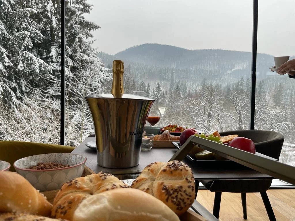 Snídaňový brunch na Čeladné pro 2–4 osoby: prosecco, vajíčka, müsli, croissanty, káva a krásný výhled