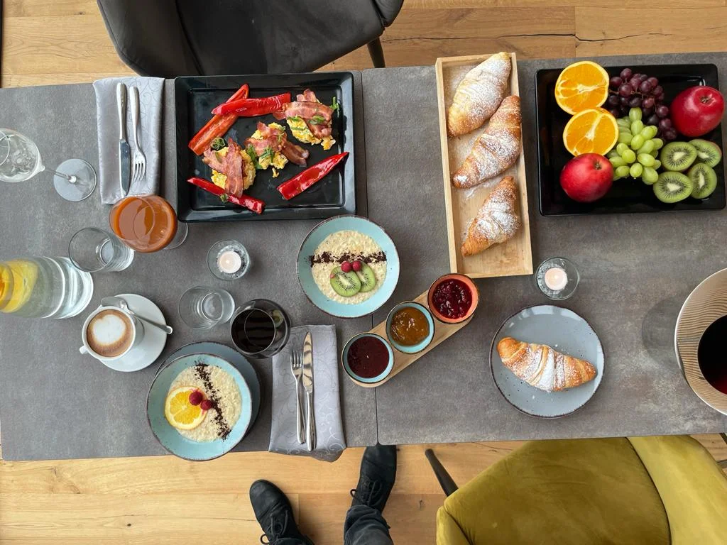 Snídaňový brunch na Čeladné pro 2–4 osoby: prosecco, vajíčka, müsli, croissanty, káva a krásný výhled