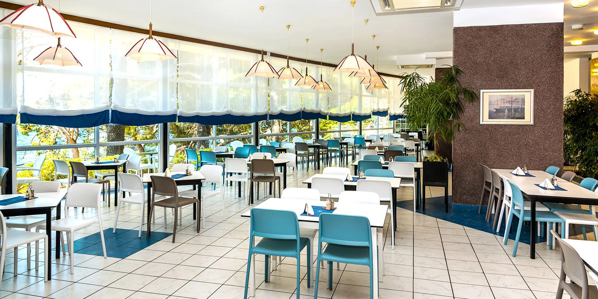 Plážový resort u Omiše: pobyt v hotelu s all inclusive light, v létě animace, first minute sleva