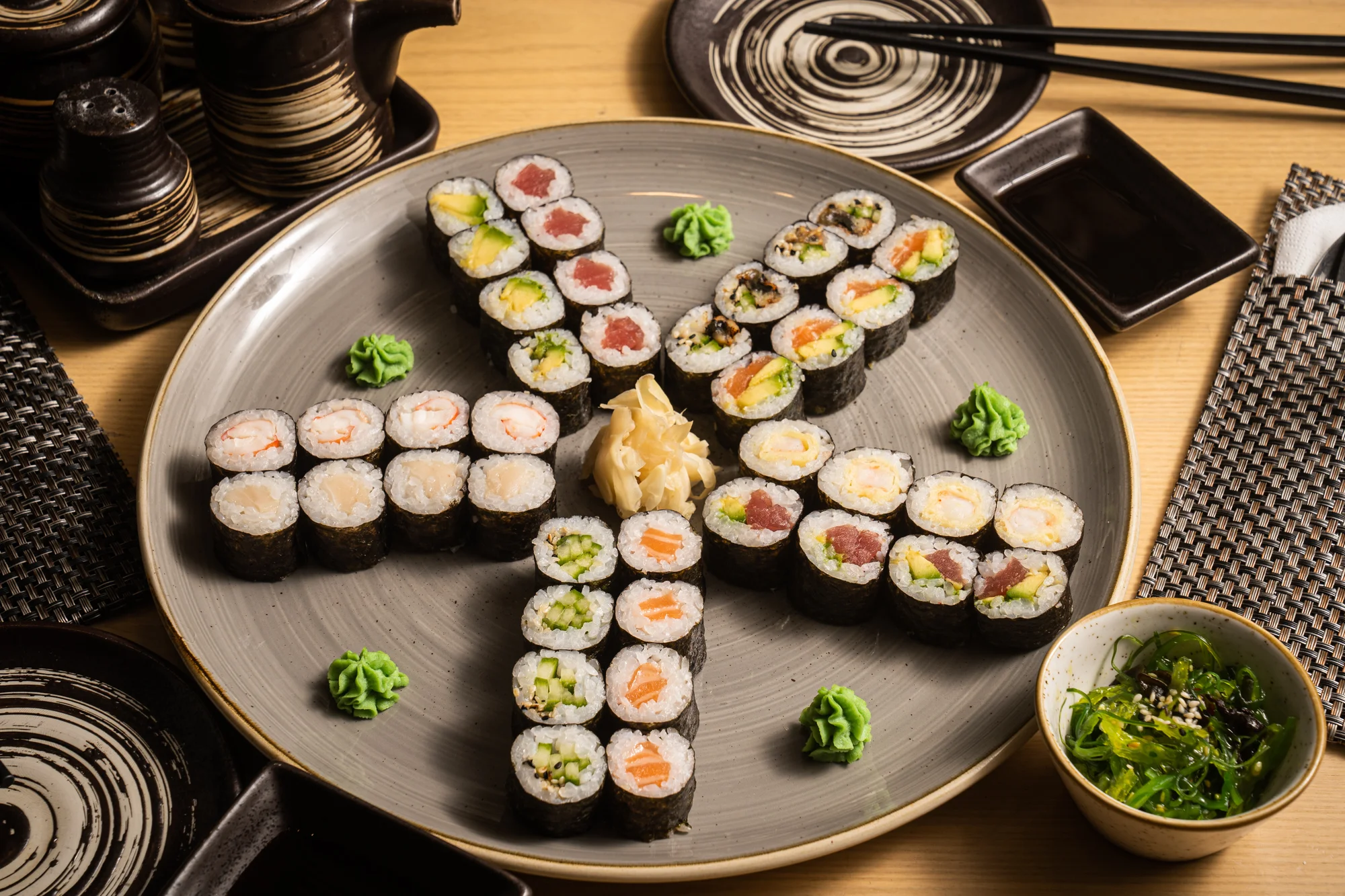 Až 46 ks pestrého sushi i s wakame salátem, polévkami a vínem