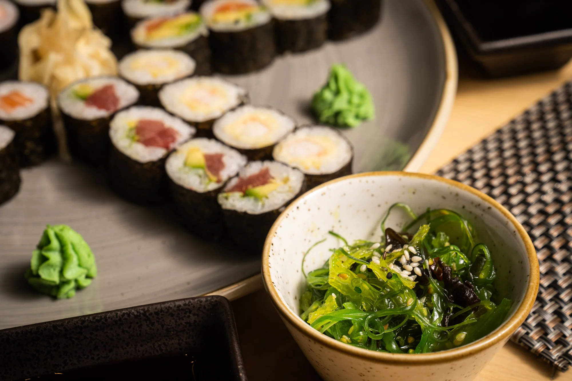 Až 46 ks pestrého sushi i s wakame salátem, polévkami a vínem