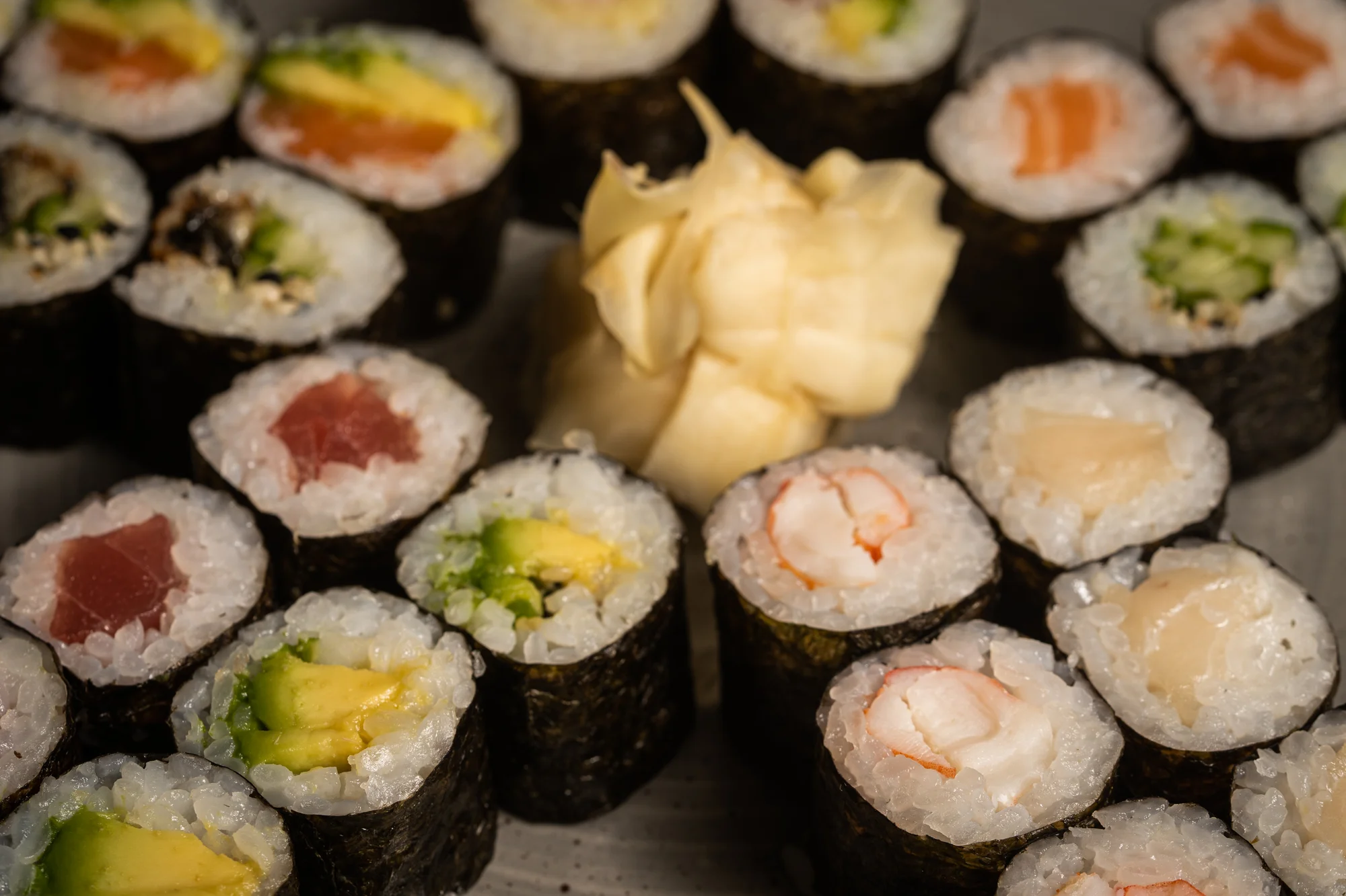 Až 46 ks pestrého sushi i s wakame salátem, polévkami a vínem