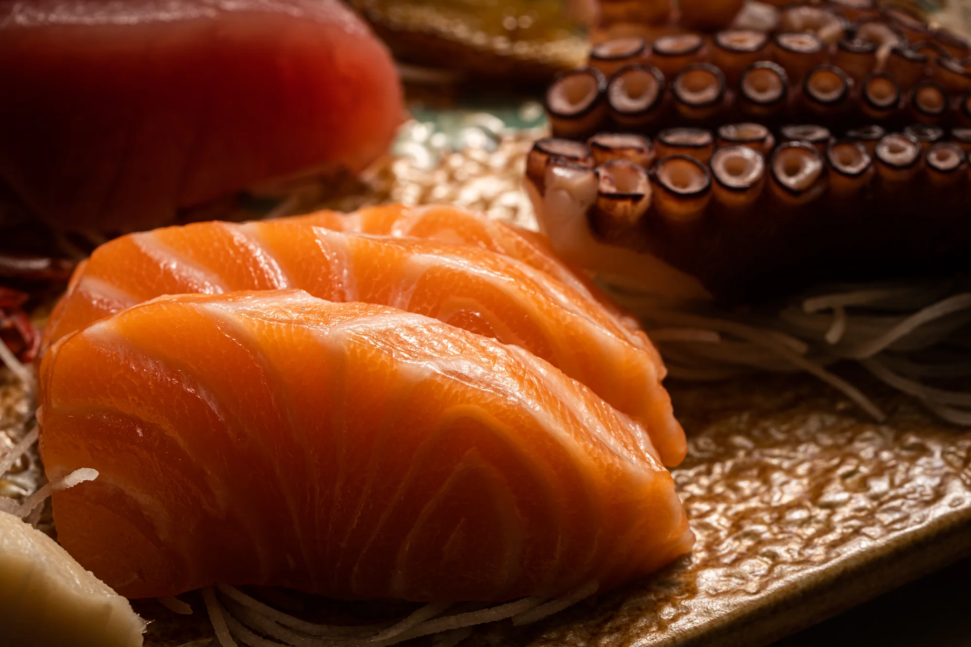 Až 46 ks pestrého sushi i s wakame salátem, polévkami a vínem