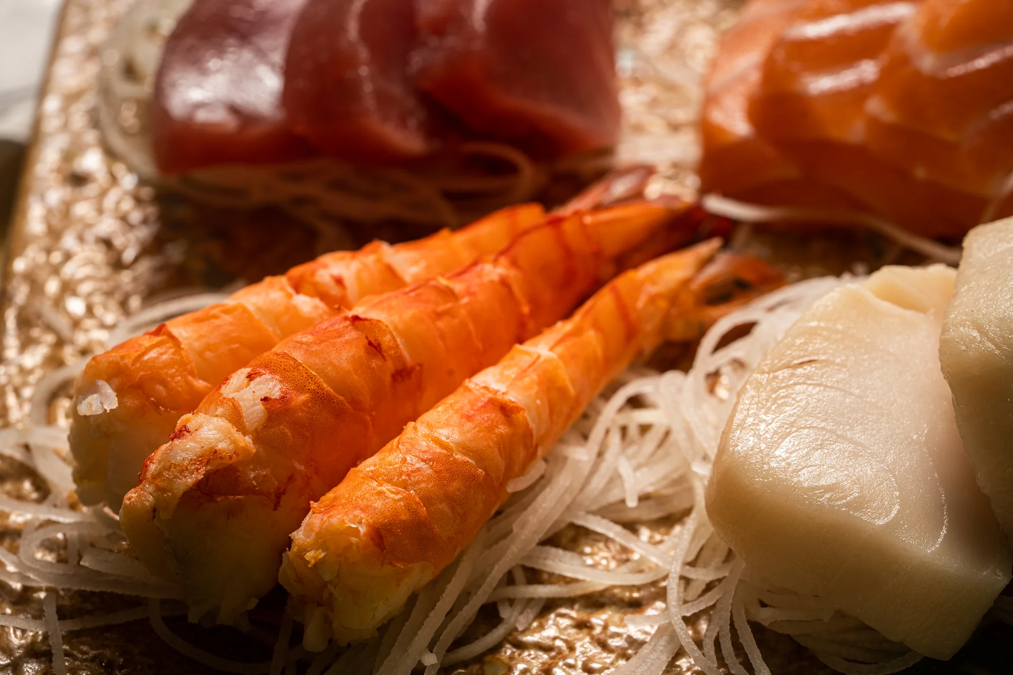 Až 46 ks pestrého sushi i s wakame salátem, polévkami a vínem
