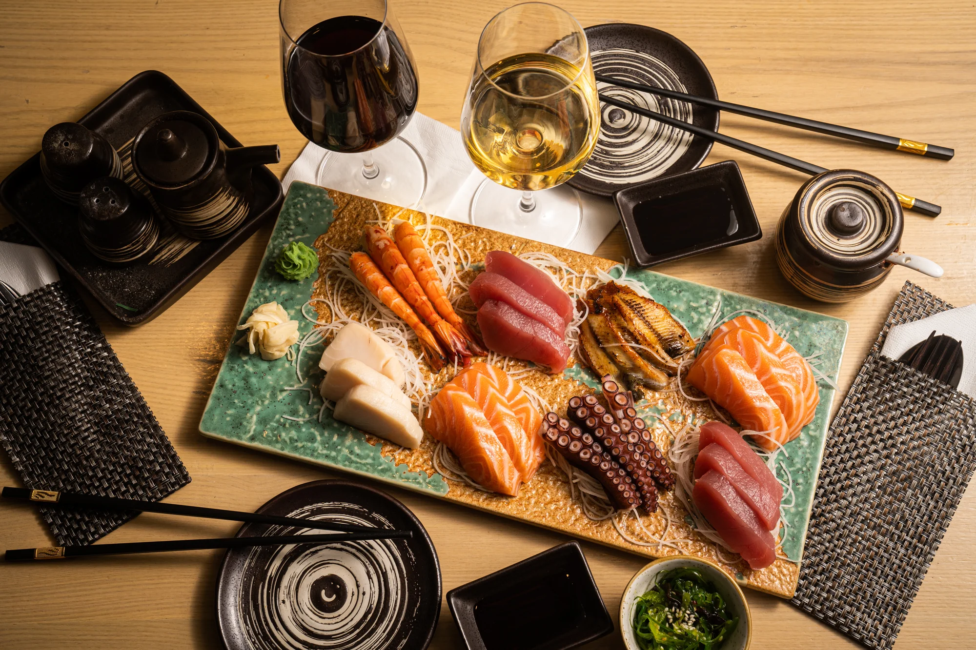 Až 46 ks pestrého sushi i s wakame salátem, polévkami a vínem