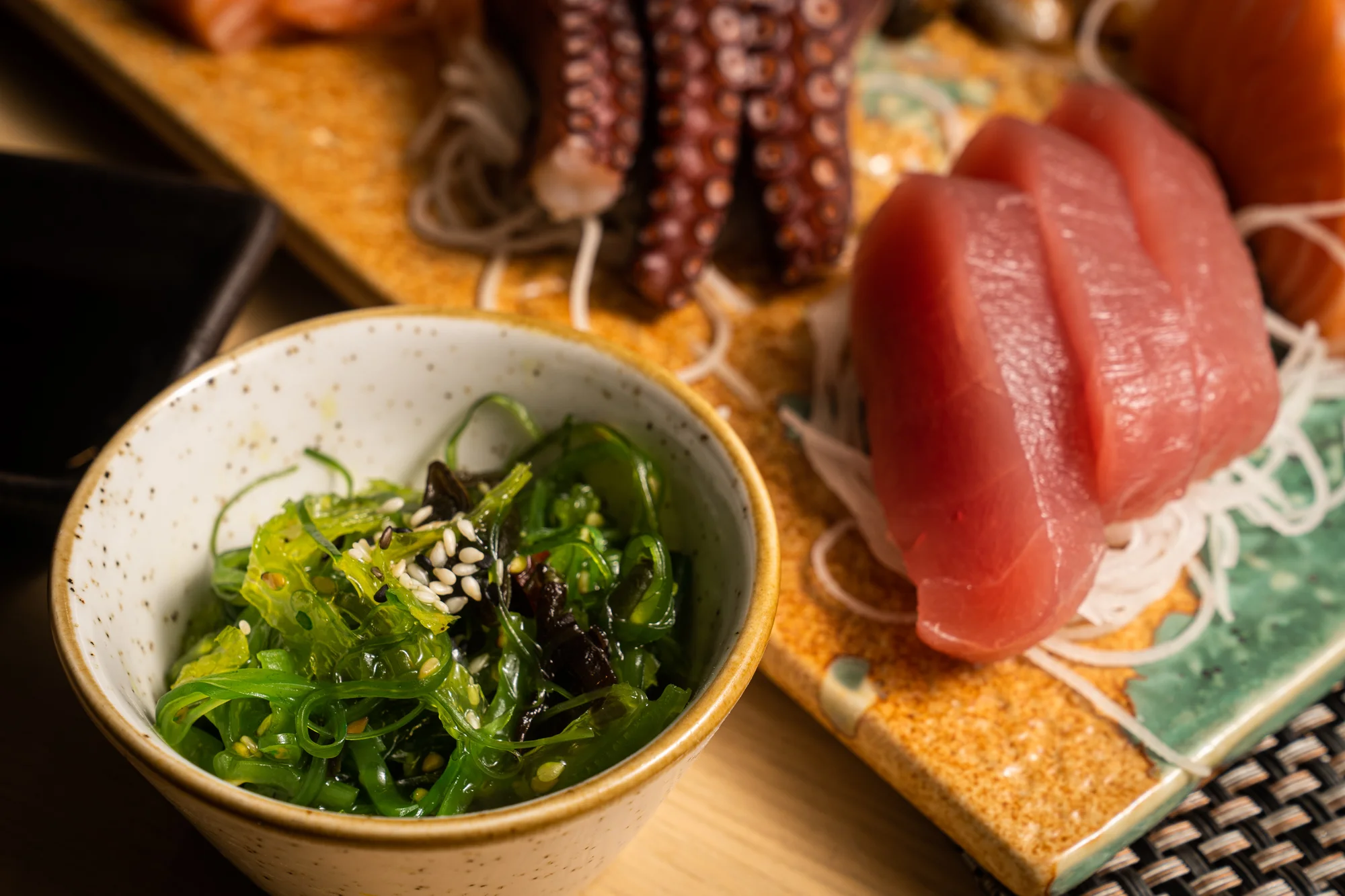 Až 46 ks pestrého sushi i s wakame salátem, polévkami a vínem