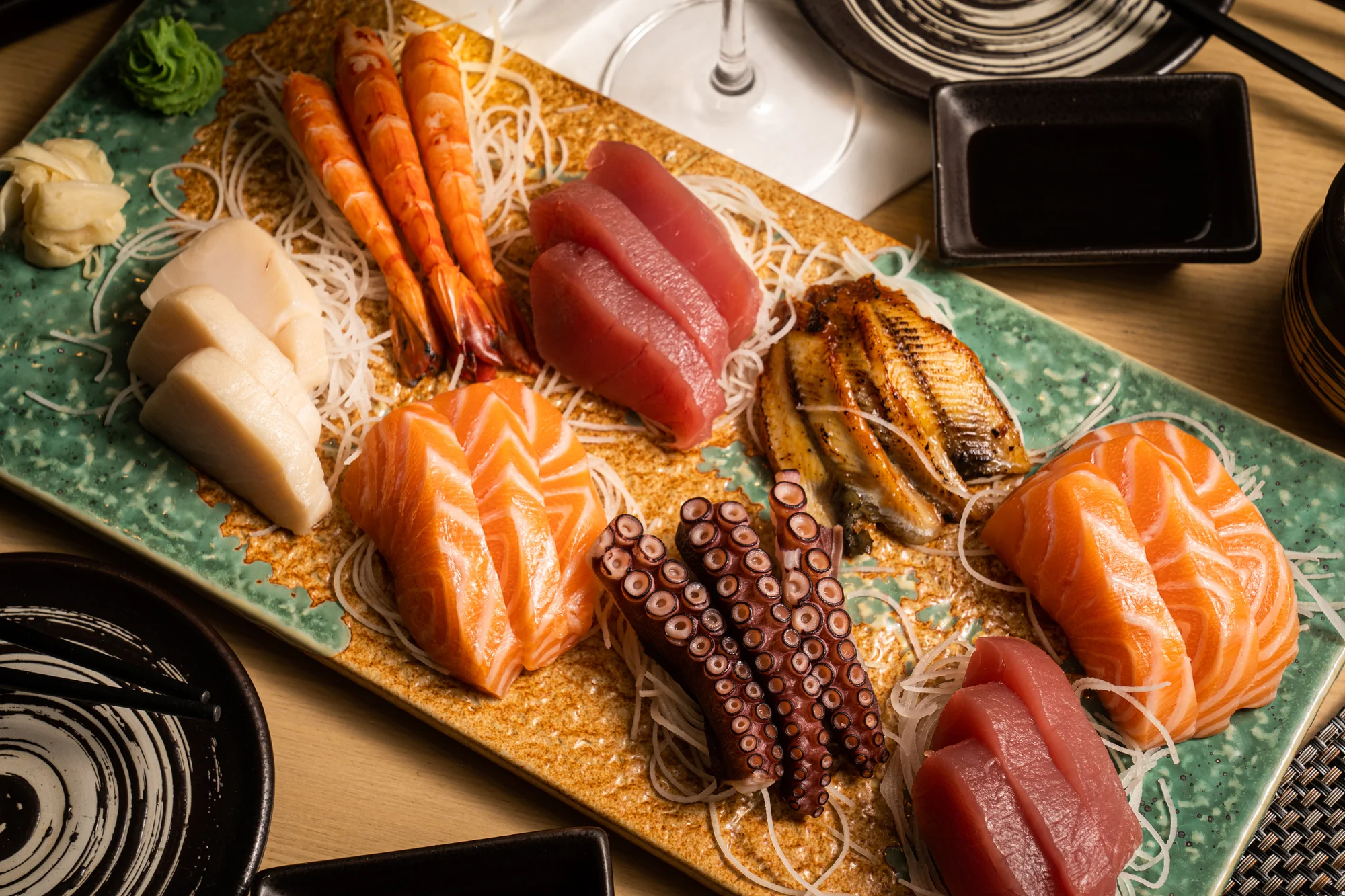 Až 46 ks pestrého sushi i s wakame salátem, polévkami a vínem