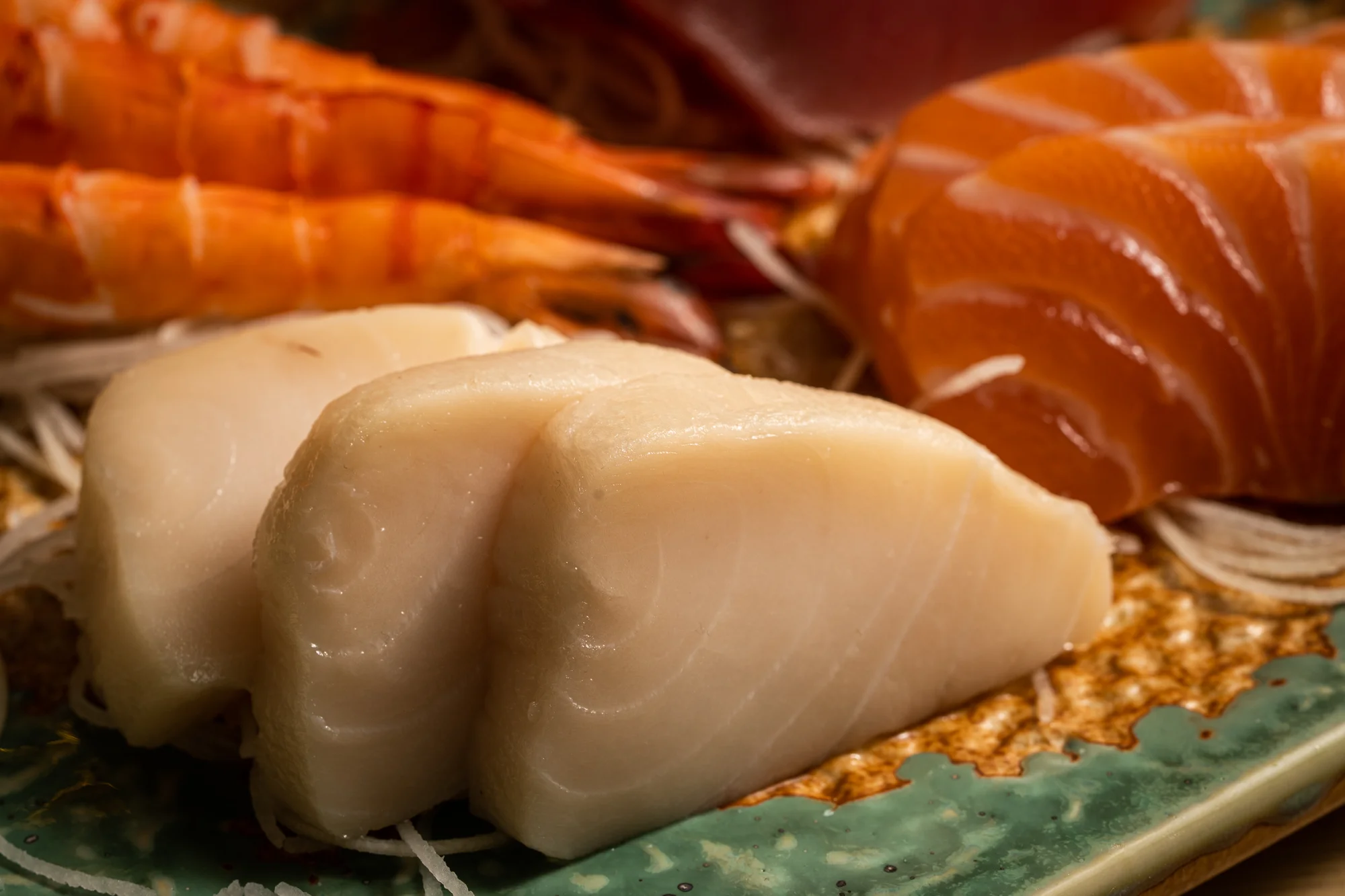 Až 46 ks pestrého sushi i s wakame salátem, polévkami a vínem
