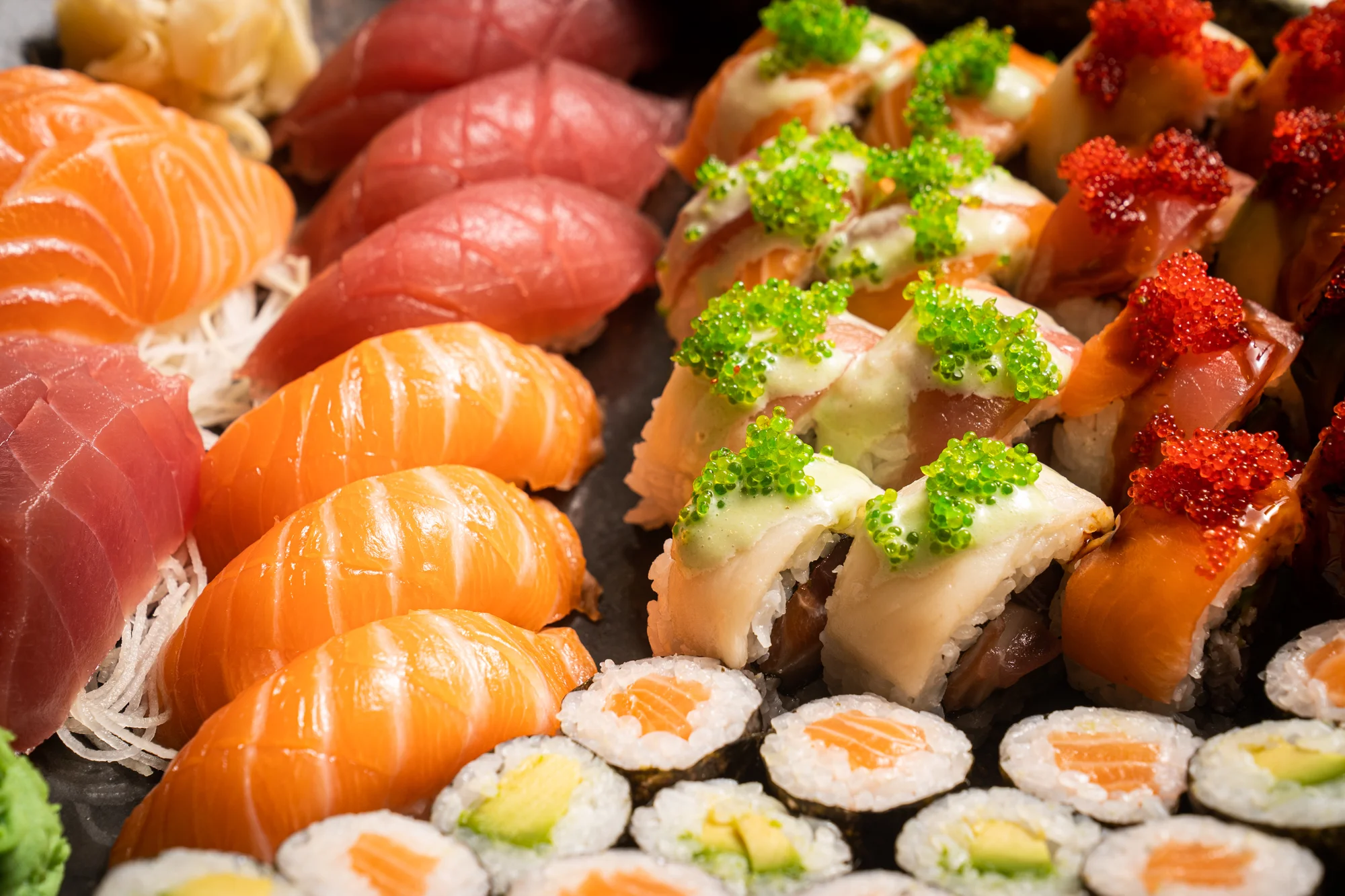 Až 46 ks pestrého sushi i s wakame salátem, polévkami a vínem