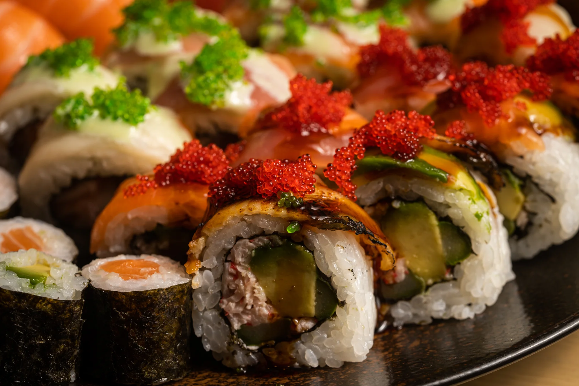 Až 46 ks pestrého sushi i s wakame salátem, polévkami a vínem