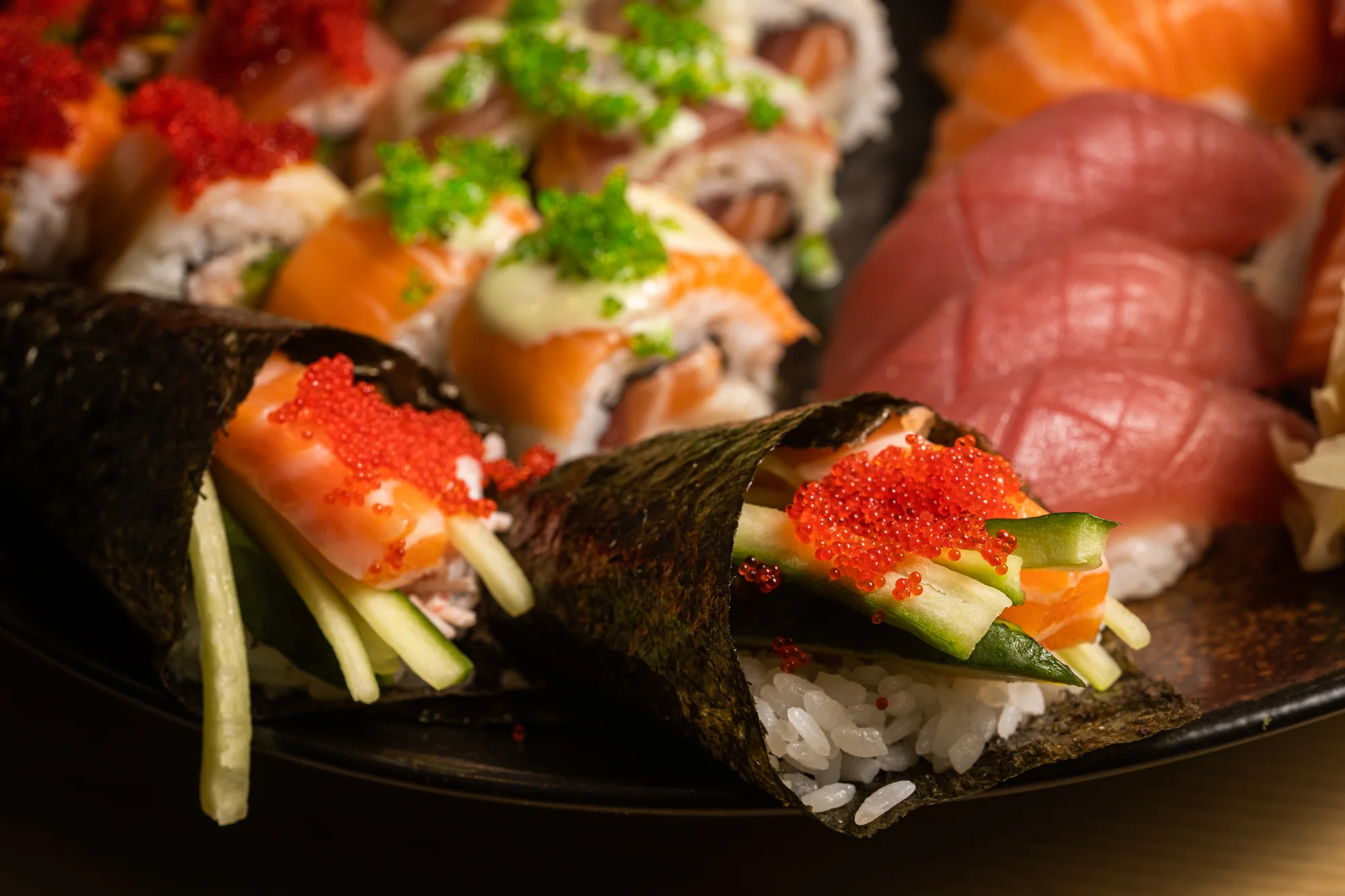 Až 46 ks pestrého sushi i s wakame salátem, polévkami a vínem