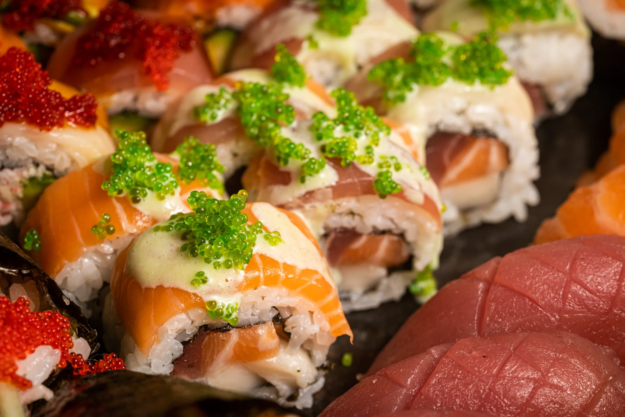 Až 46 ks pestrého sushi i s wakame salátem, polévkami a vínem