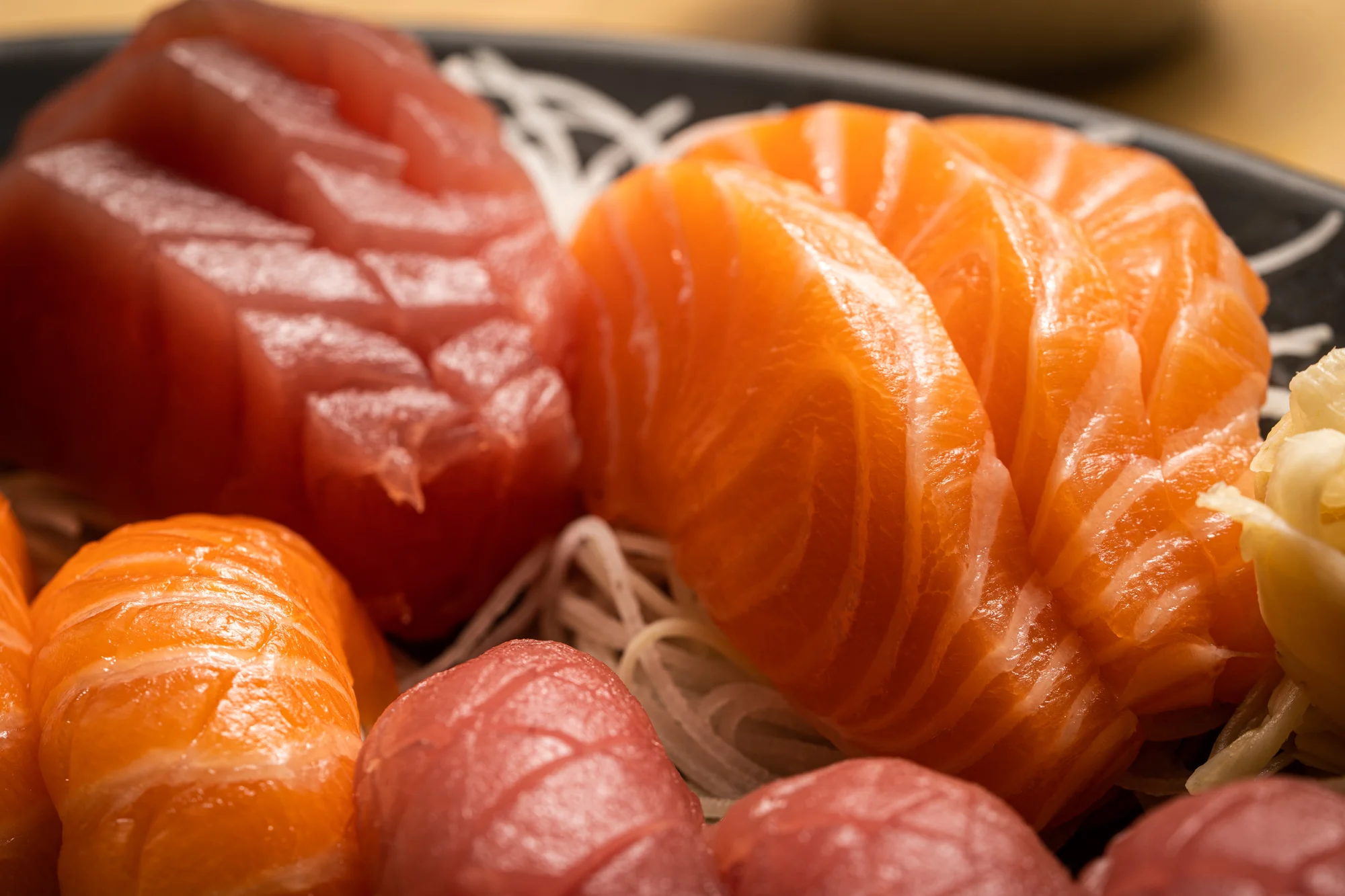 Až 46 ks pestrého sushi i s wakame salátem, polévkami a vínem