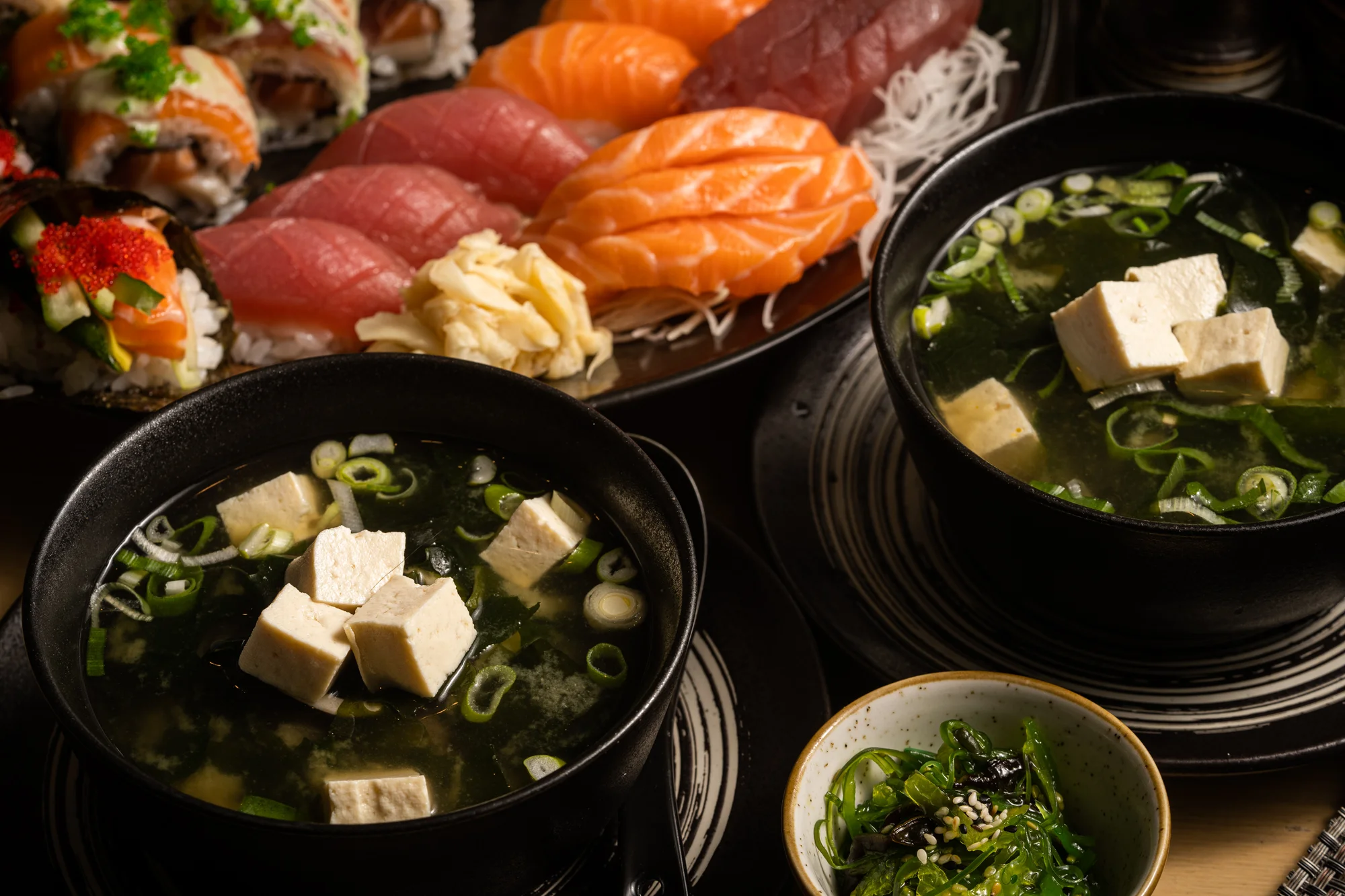 Až 46 ks pestrého sushi i s wakame salátem, polévkami a vínem