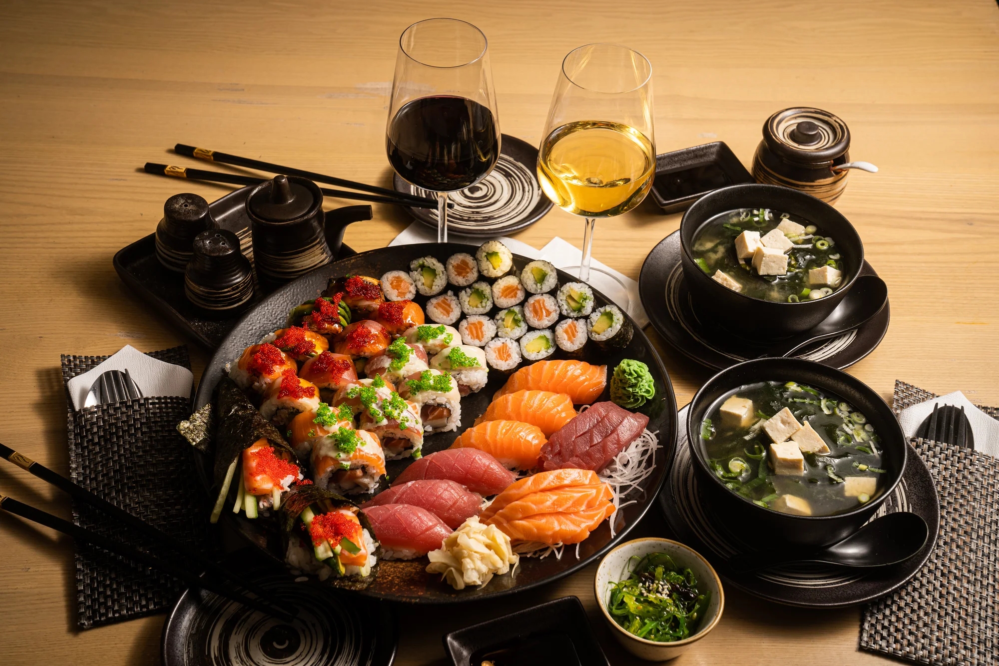 Až 46 ks pestrého sushi i s wakame salátem, polévkami a vínem