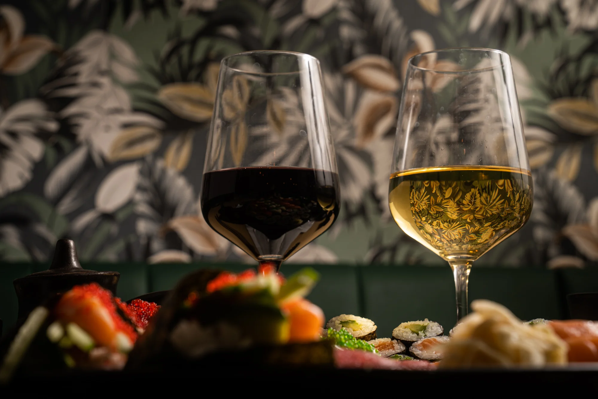 Až 46 ks pestrého sushi i s wakame salátem, polévkami a vínem