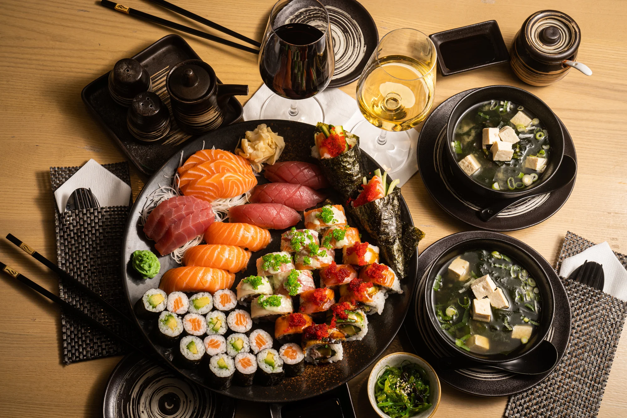 Až 46 ks pestrého sushi i s wakame salátem, polévkami a vínem