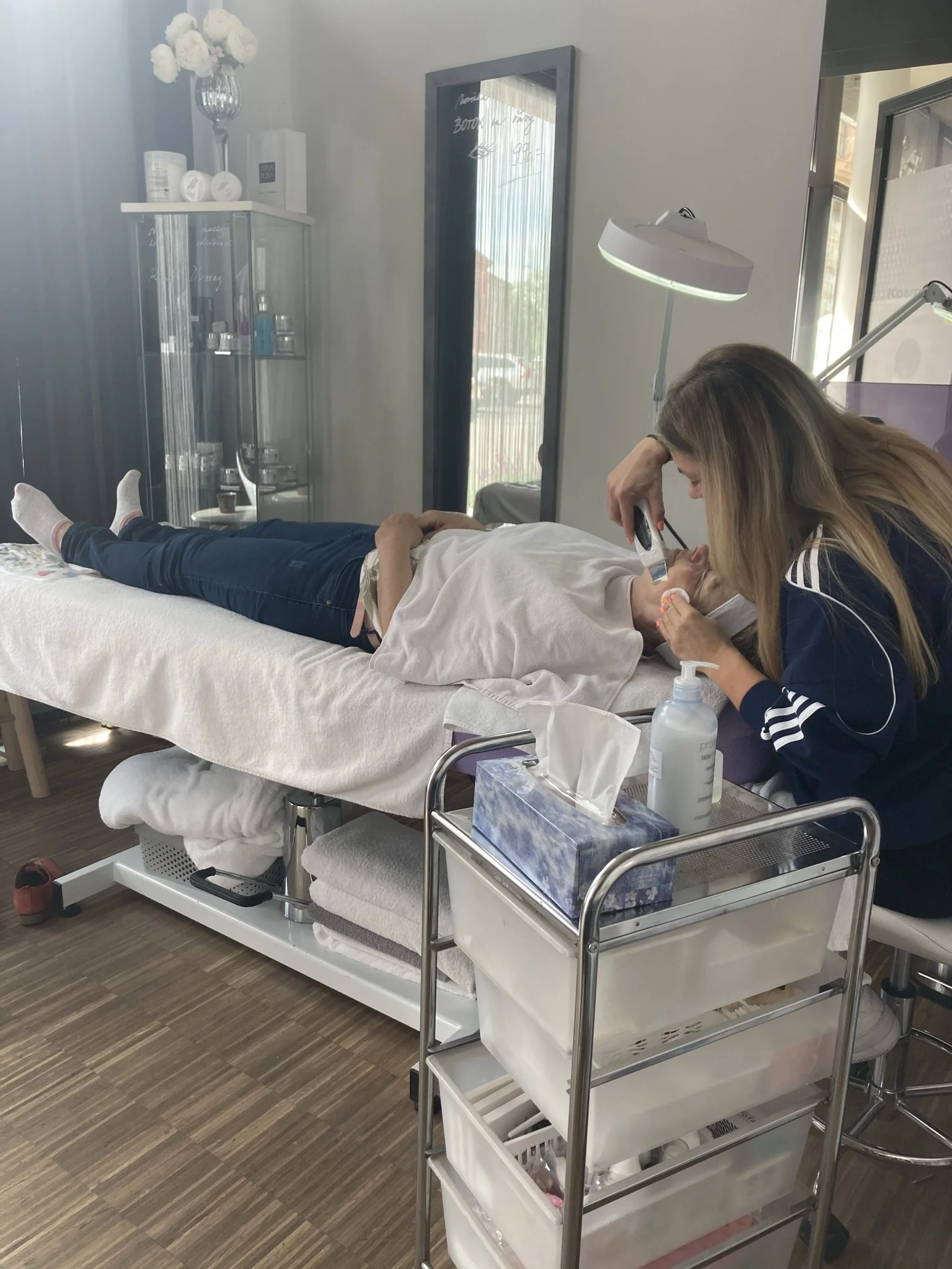 Krásná lusknutím prstu: čištění pleti ultrazvukem, úprava obočí i chemický peeling