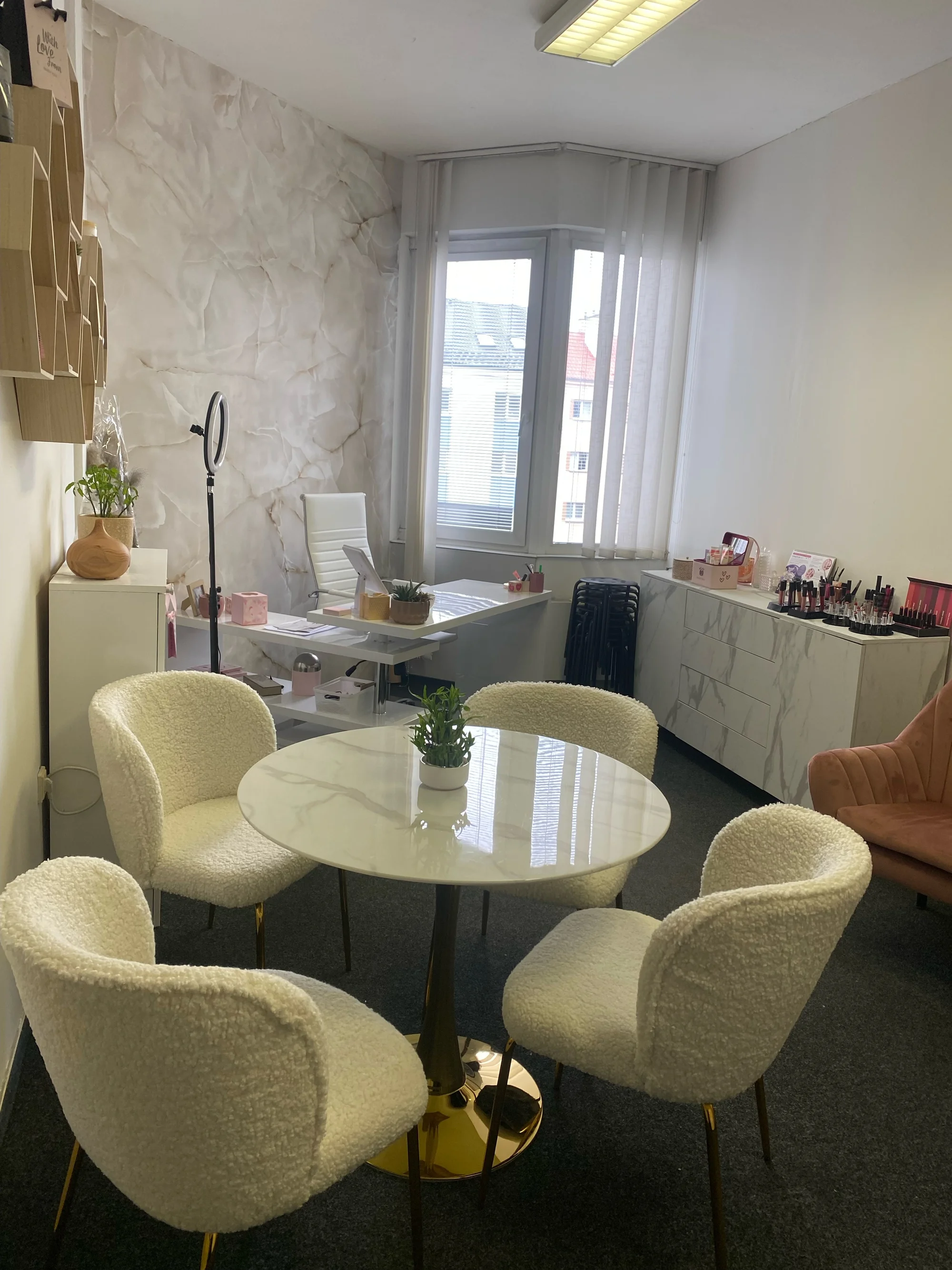 2hodinový kurz sebelíčení pro 1–4 osoby i make-up