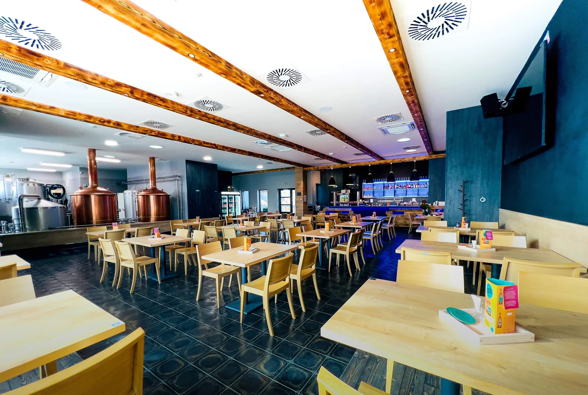 Tahoun burger s hranolky či cibulovými kroužky, coleslaw a čepovaná APA 13° v pivovaru Tahoun
