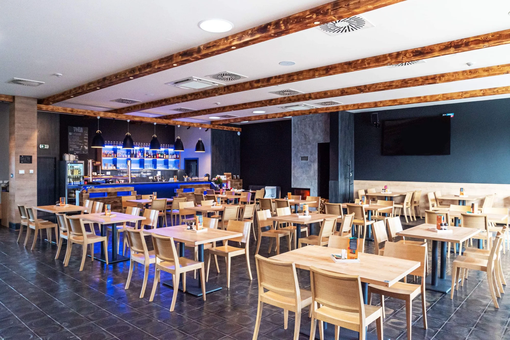 Tahoun burger s hranolky či cibulovými kroužky, coleslaw a čepovaná APA 13° v pivovaru Tahoun