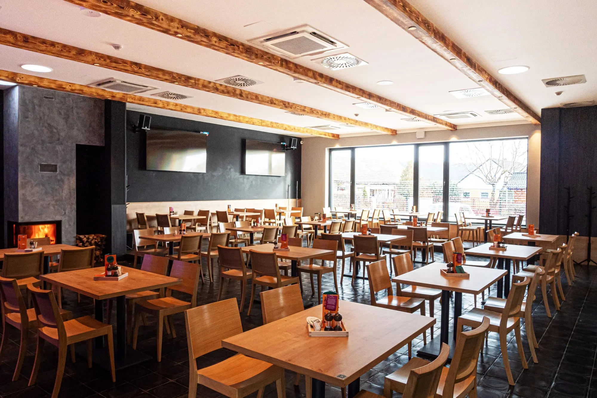 Tahoun burger s hranolky či cibulovými kroužky, coleslaw a čepovaná APA 13° v pivovaru Tahoun
