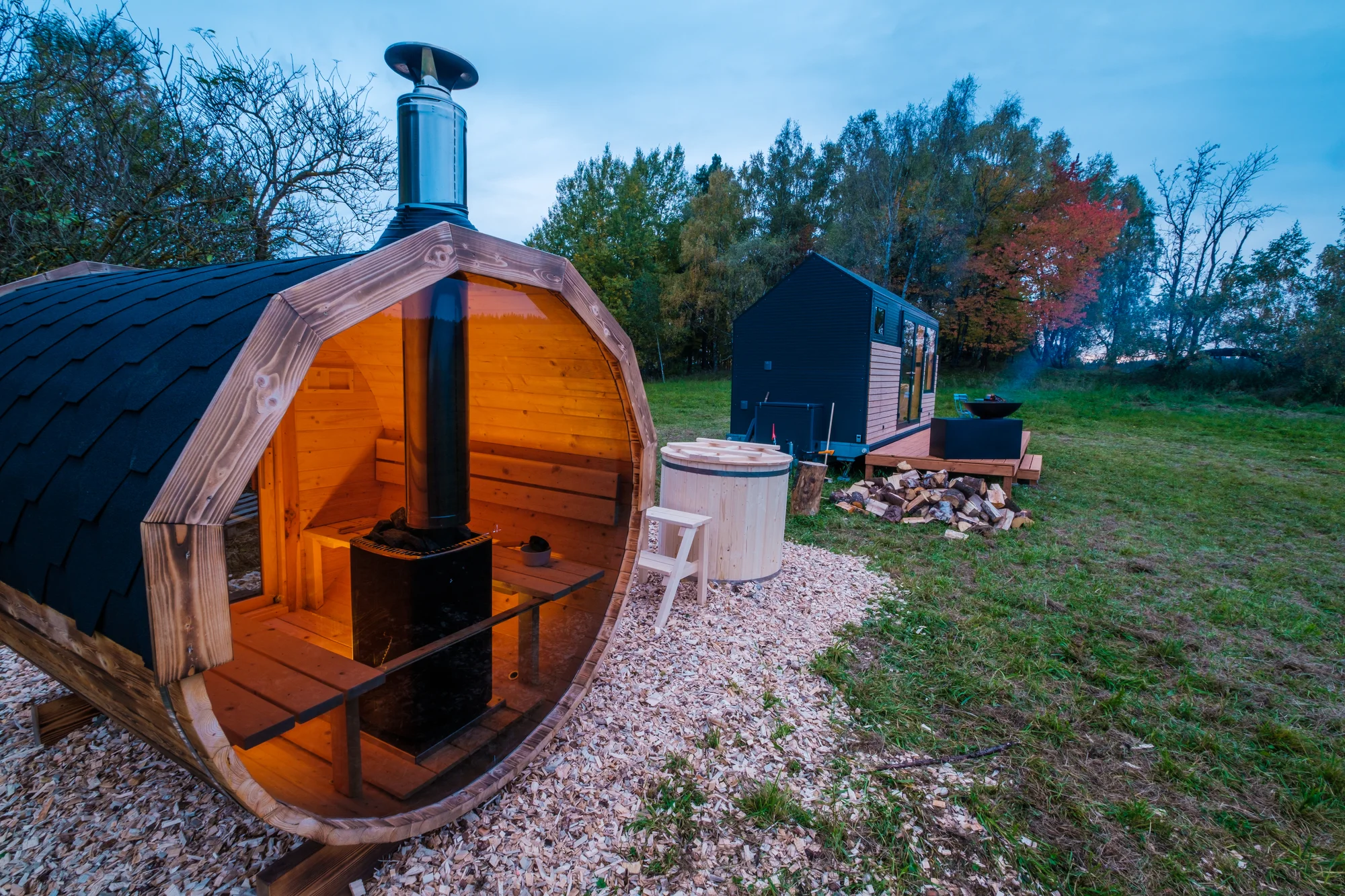 Glamping blízko Lipna: tiny house až pro 4 os. s venkovní saunou, ochlazovací kádí a grilem