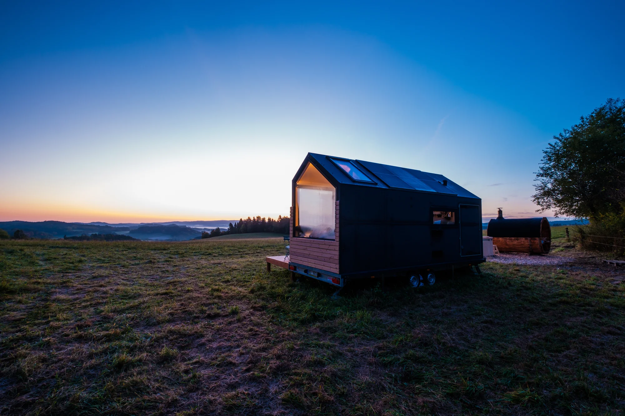 Glamping blízko Lipna: tiny house až pro 4 os. s venkovní saunou, ochlazovací kádí a grilem