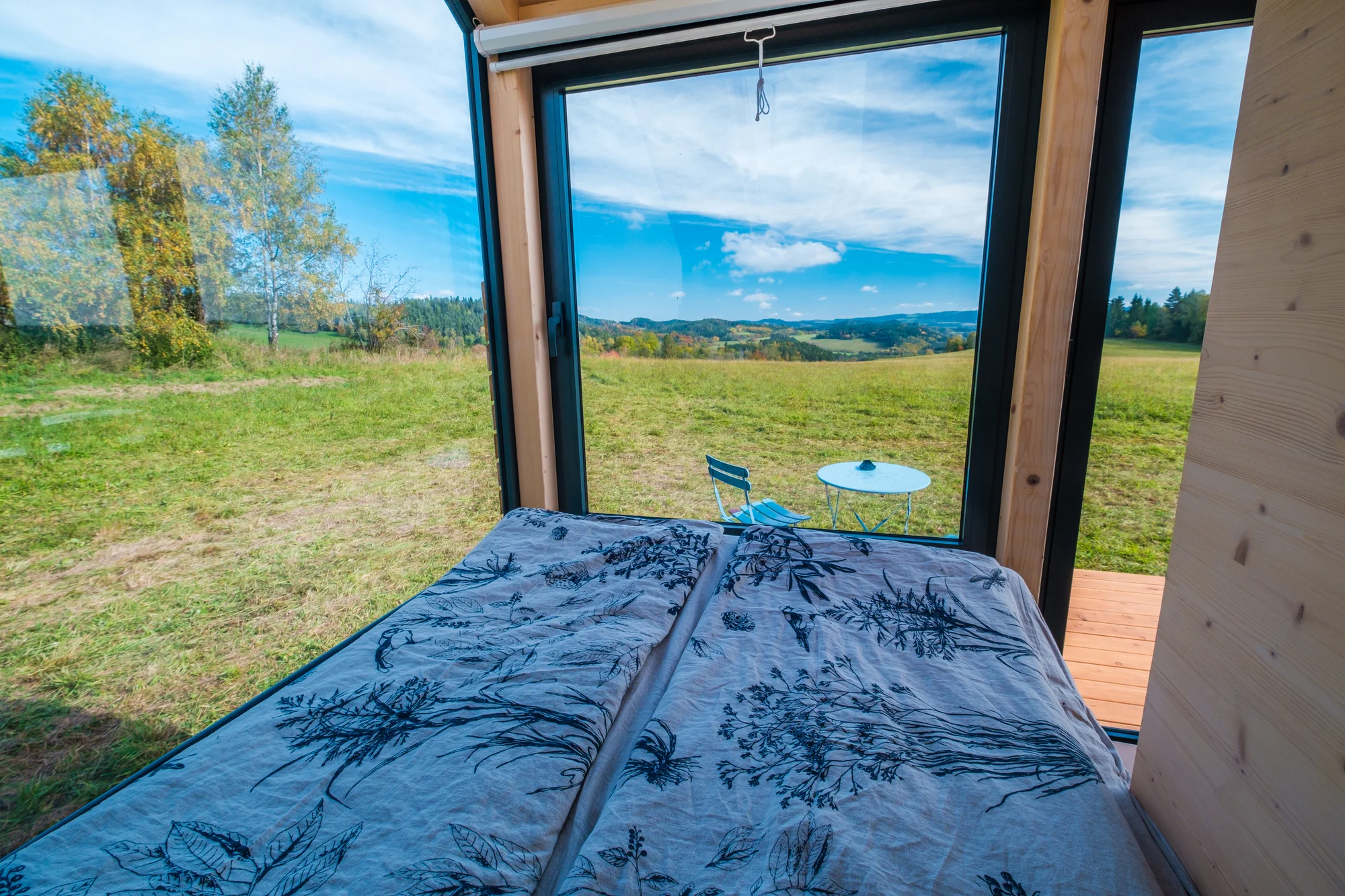 Glamping blízko Lipna: tiny house až pro 4 os. s venkovní saunou, ochlazovací kádí a grilem