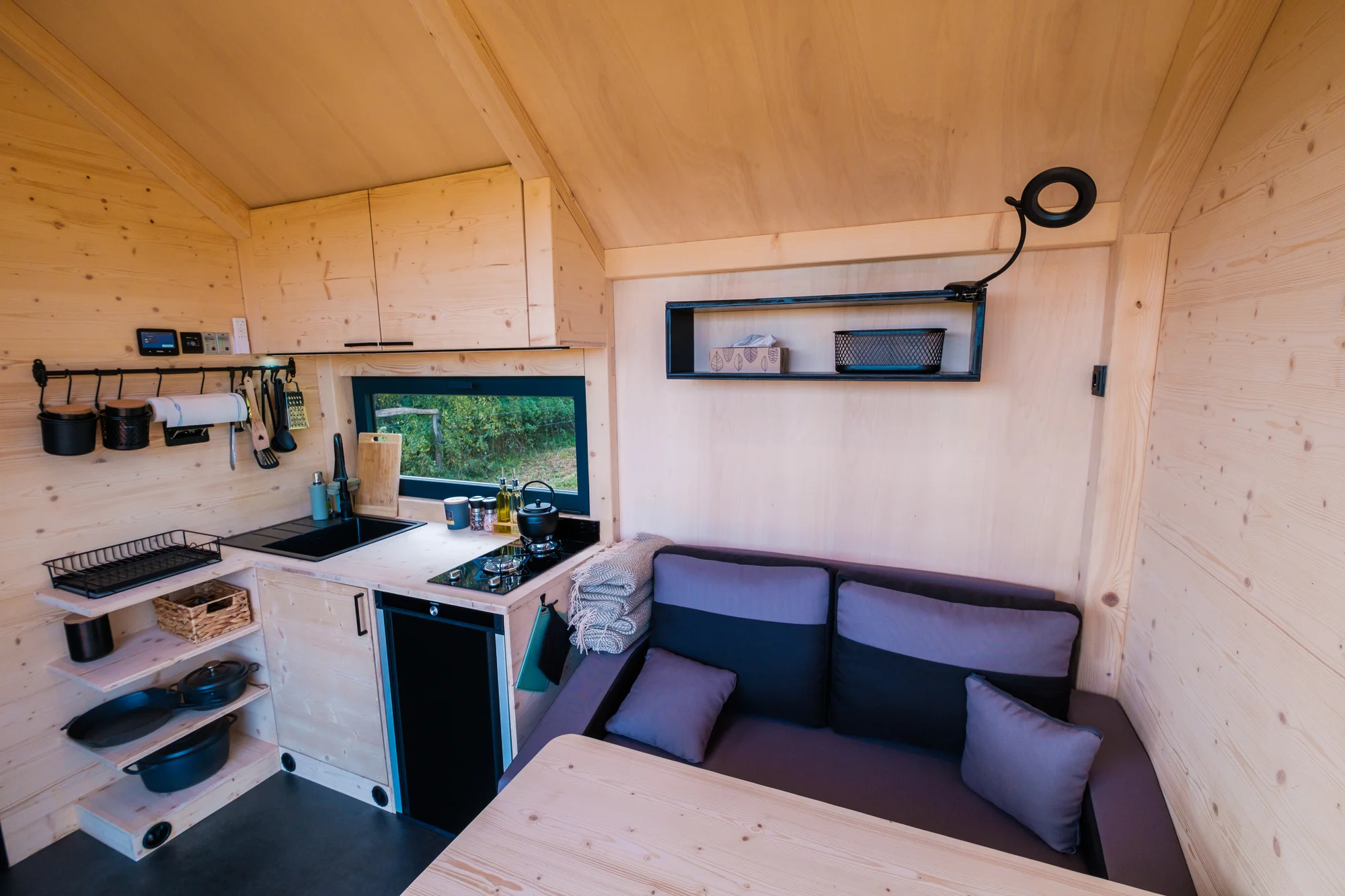 Glamping blízko Lipna: tiny house až pro 4 os. s venkovní saunou, ochlazovací kádí a grilem