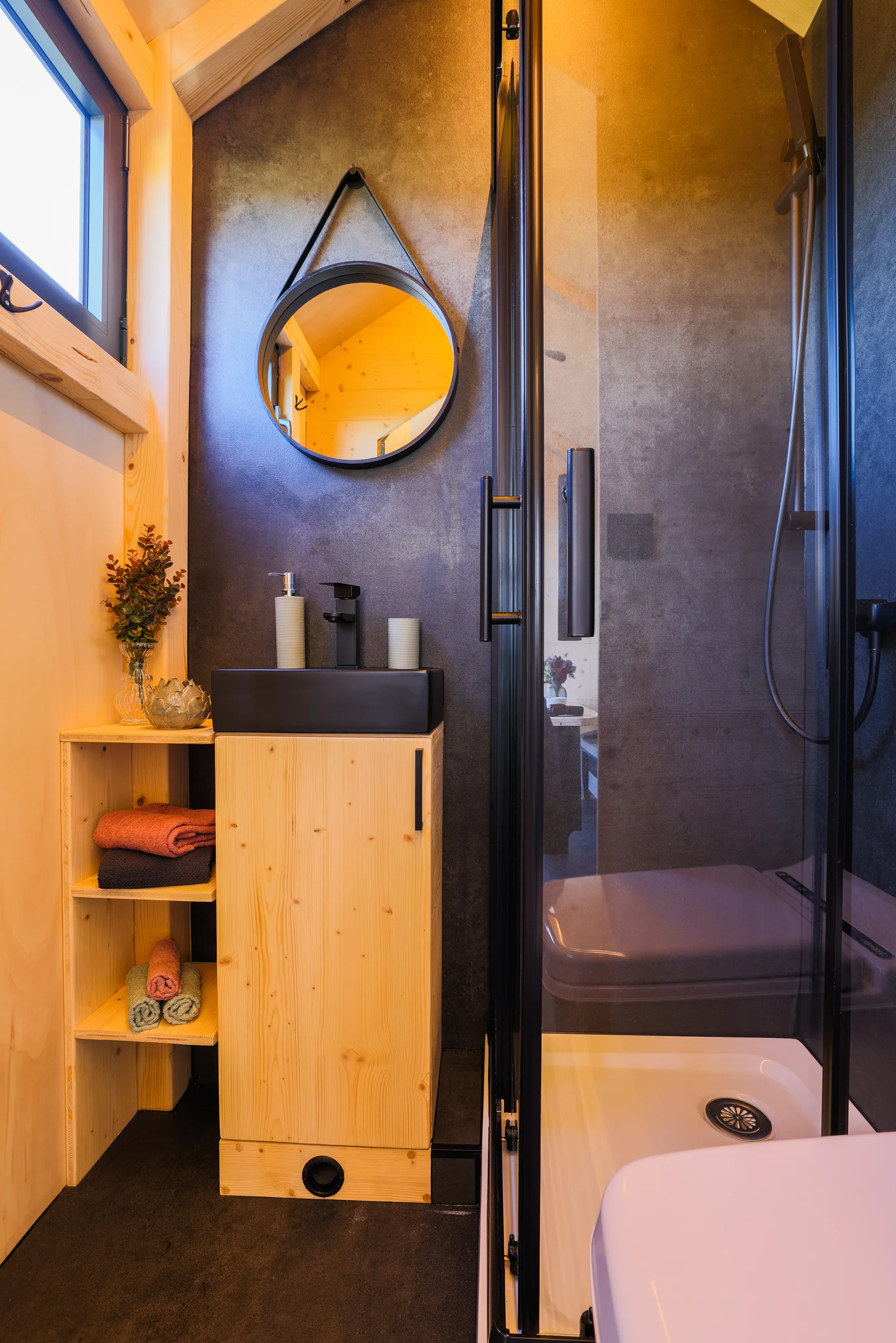 Glamping blízko Lipna: tiny house až pro 4 os. s venkovní saunou, ochlazovací kádí a grilem