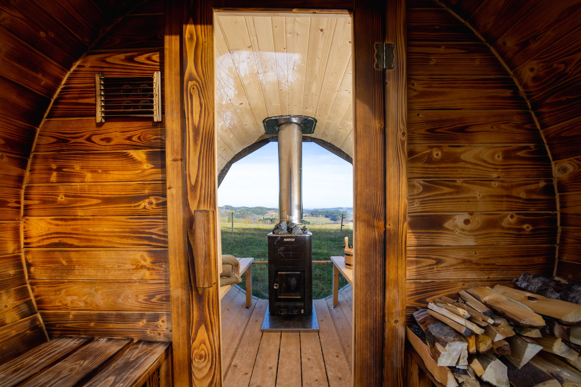 Glamping blízko Lipna: tiny house až pro 4 os. s venkovní saunou, ochlazovací kádí a grilem