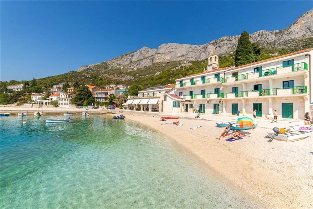 Dovolená u chorvatského Gradacu: rodinný hotel s restaurací na pláži, nádherný výhled na moře, polopenze
