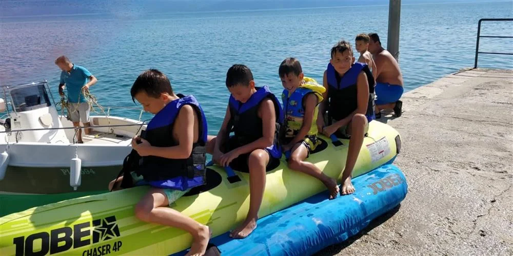 Dovolená u chorvatského Gradacu: rodinný hotel s restaurací na pláži, nádherný výhled na moře, polopenze