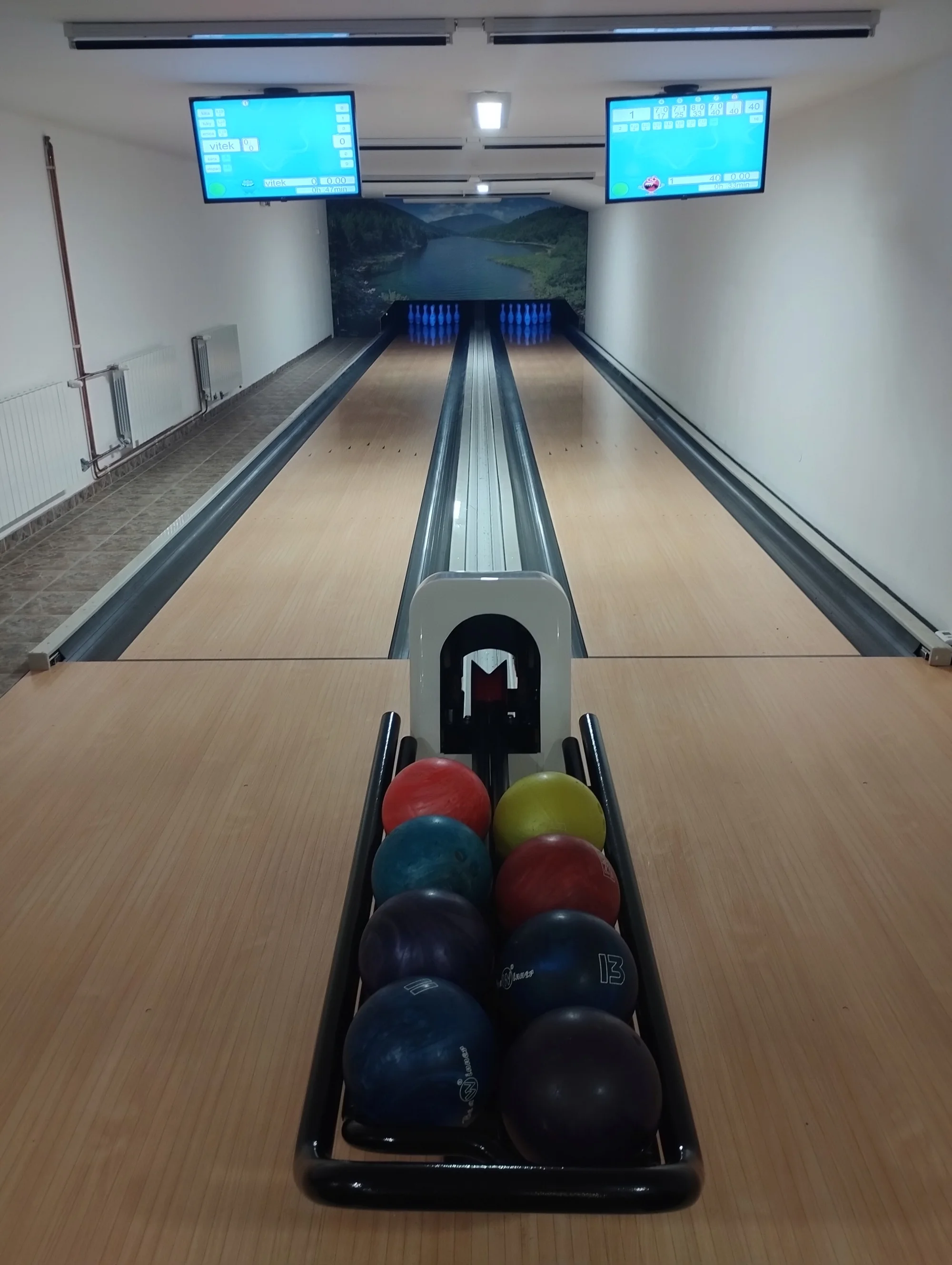 Hodina bowlingu a prkno se stripsy, řízky, hranolky i cibulovými kroužky a pečivem